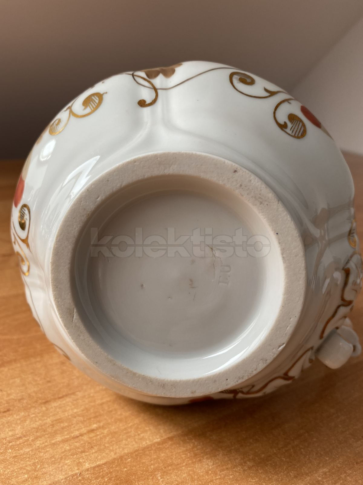 Porcelánová konvice na mléko
