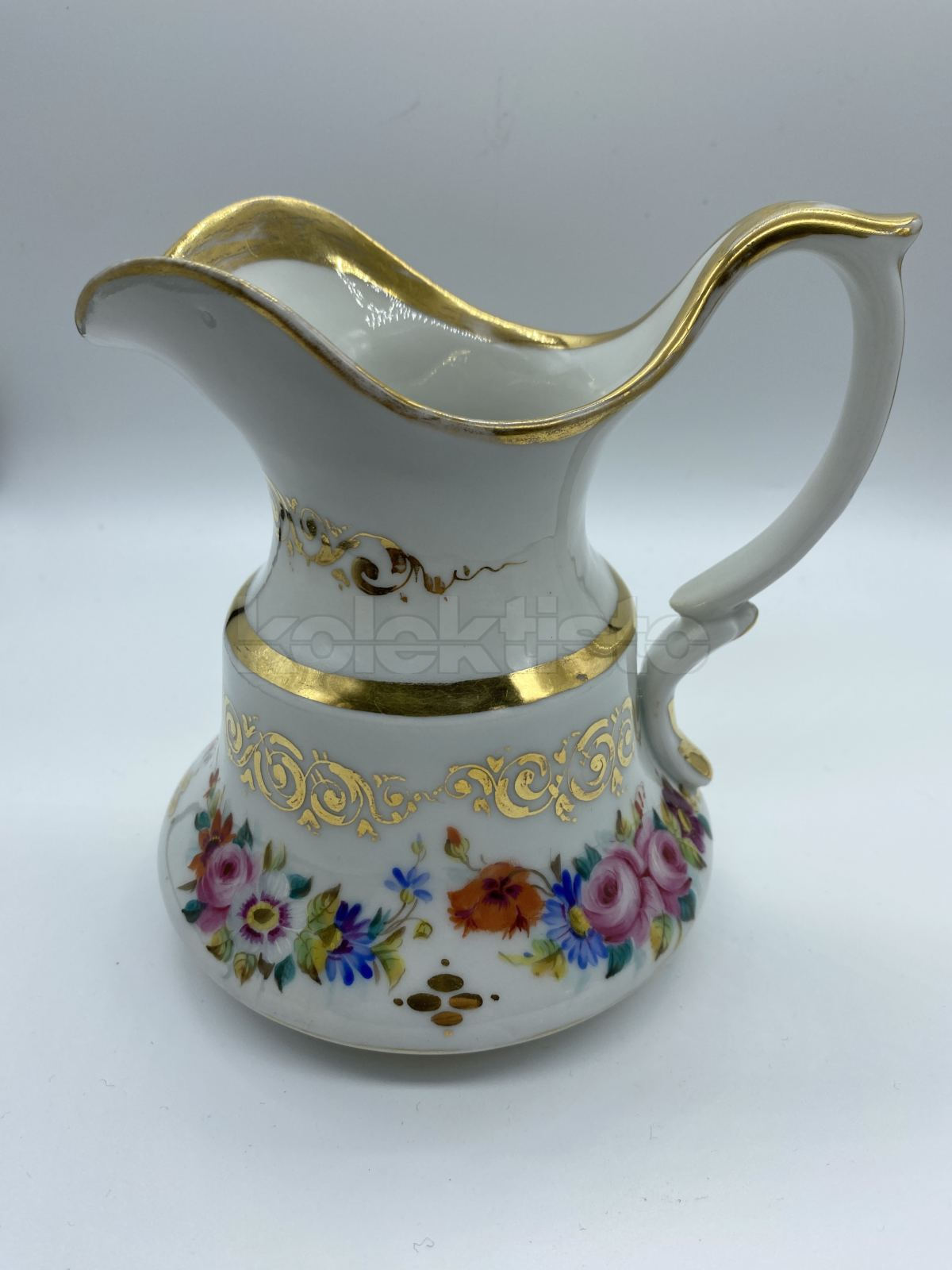 Porcelánová konvice na mléko