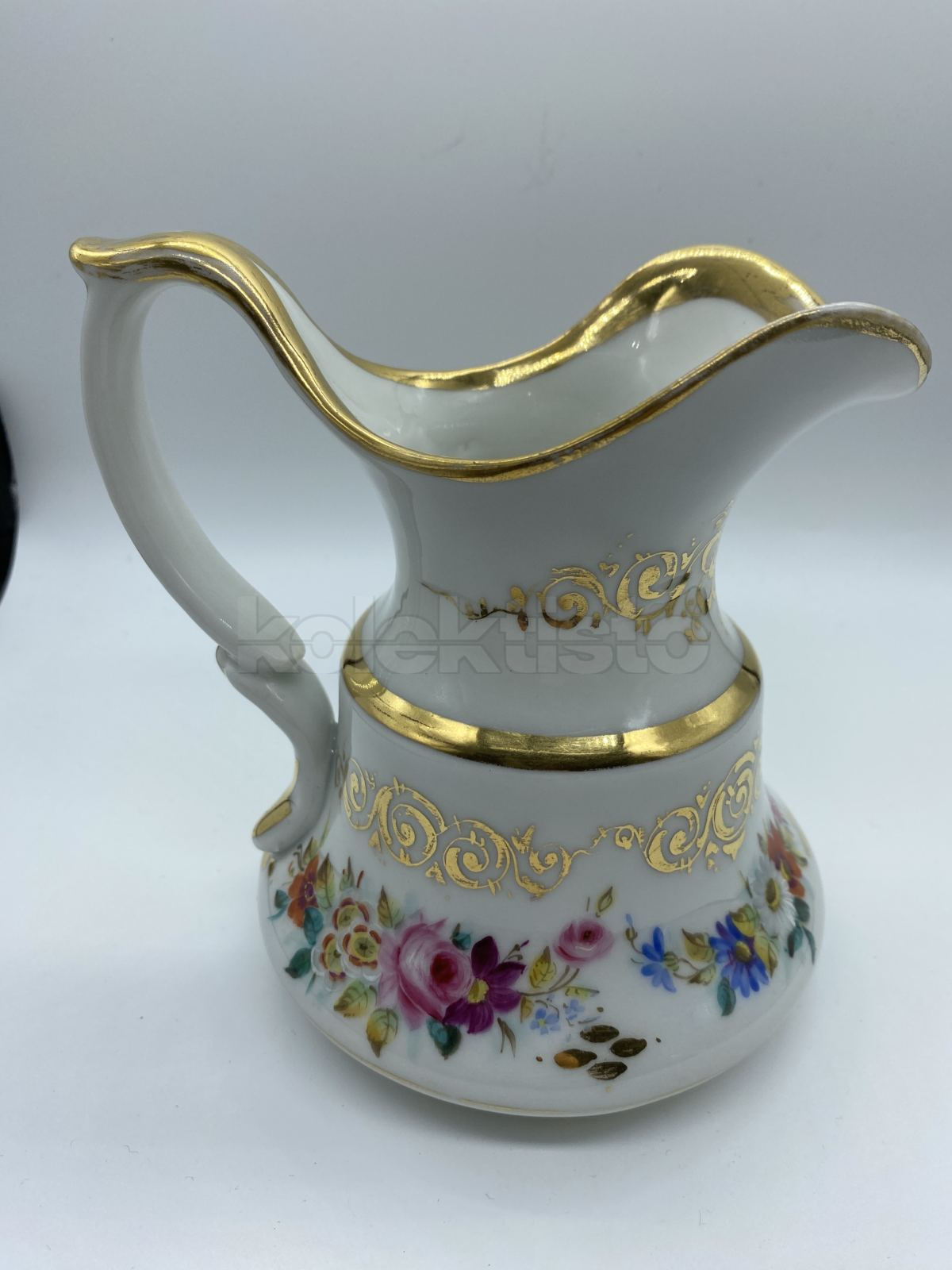 Porcelánová konvice na mléko