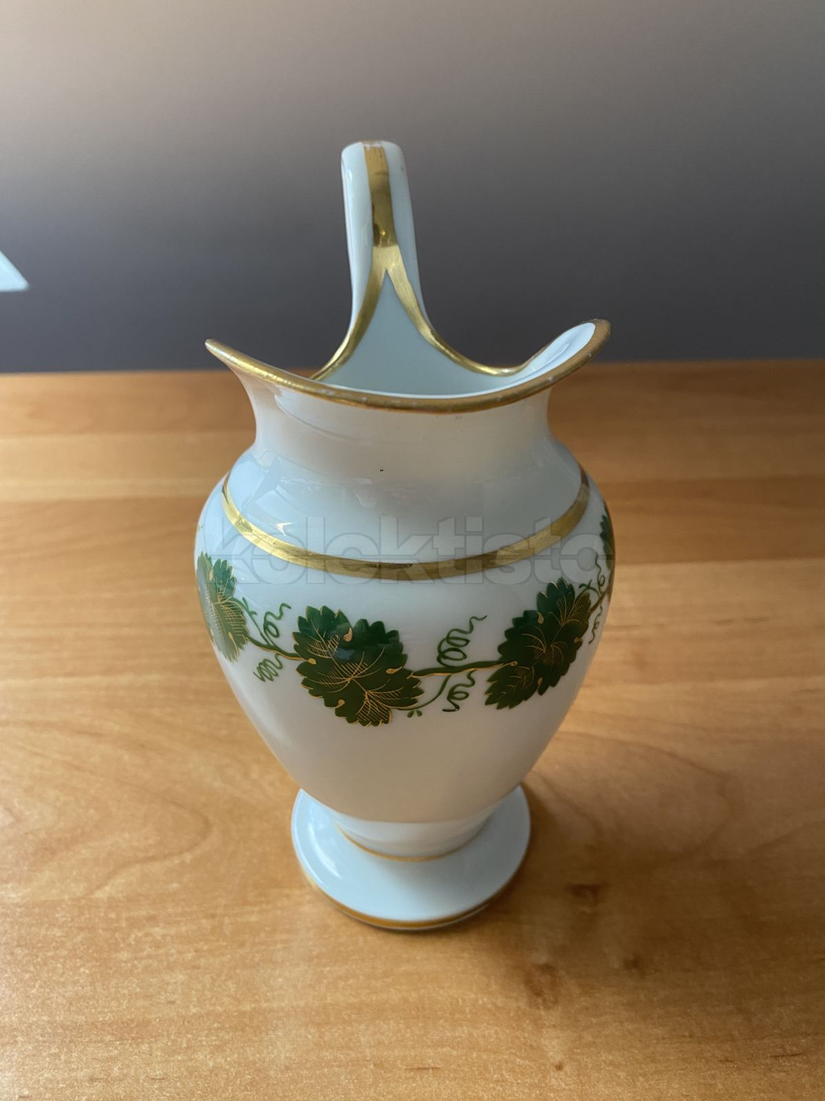 Porcelánová konvice na mléko