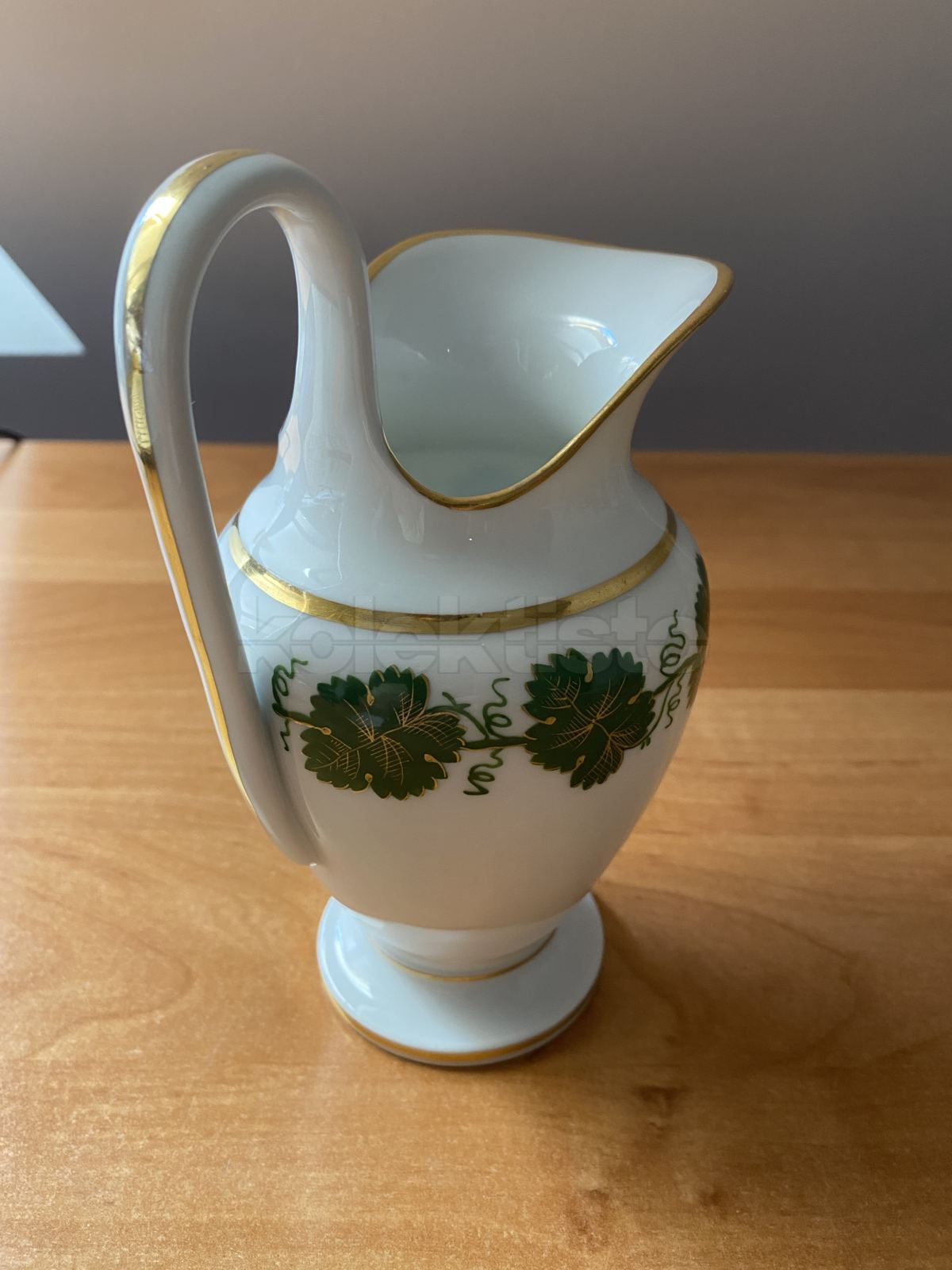 Porcelánová konvice na mléko