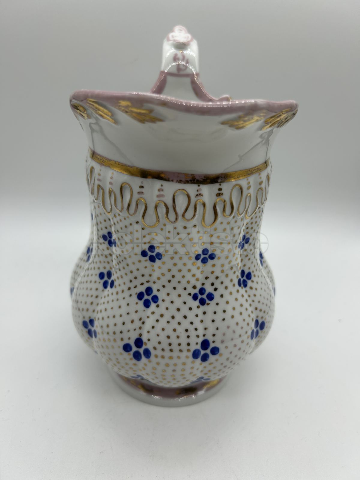 Porcelánová konvice na mléko