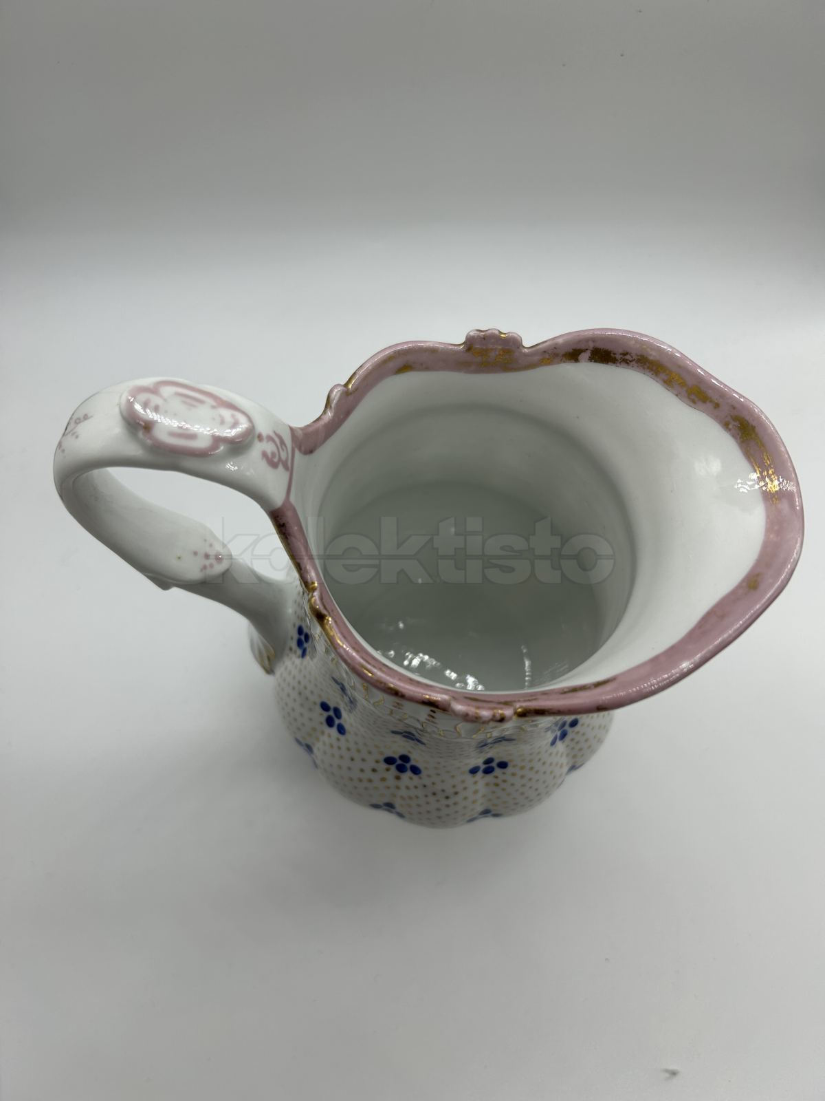 Porcelánová konvice na mléko