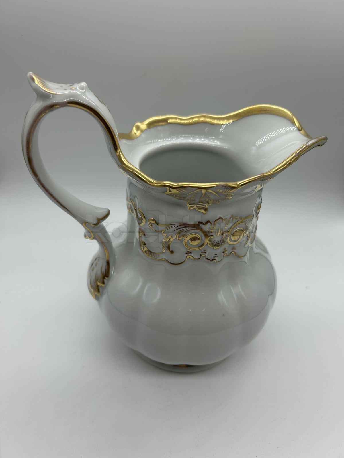 Porcelánová konvice na mléko