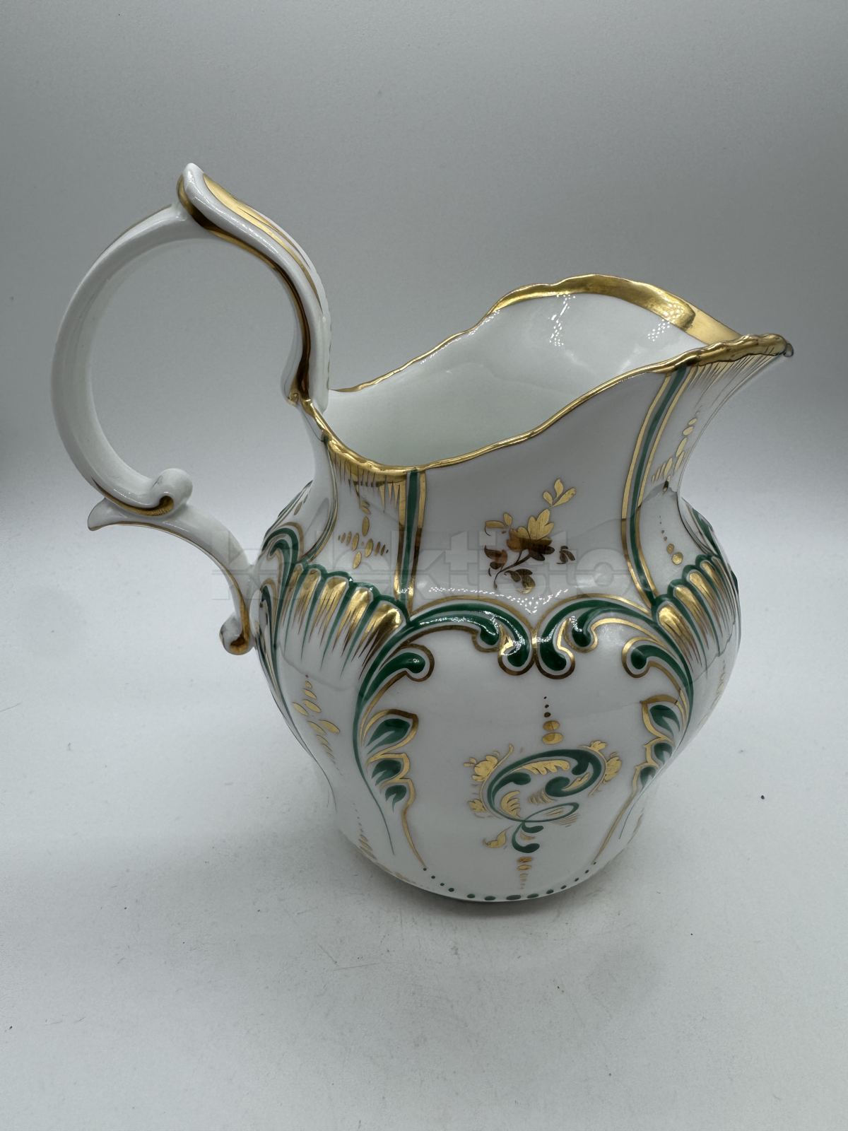 Porcelánová konvice na mléko