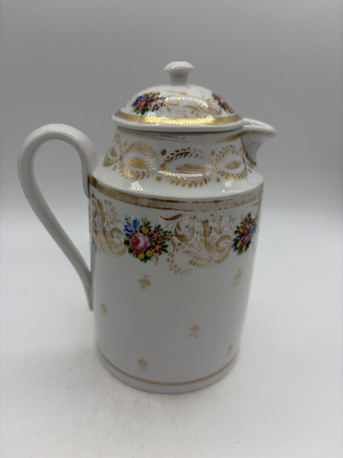 Porcelánová konvice s víčkem