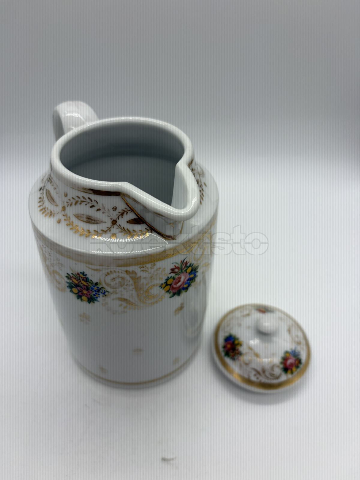 Porcelánová konvice s víčkem