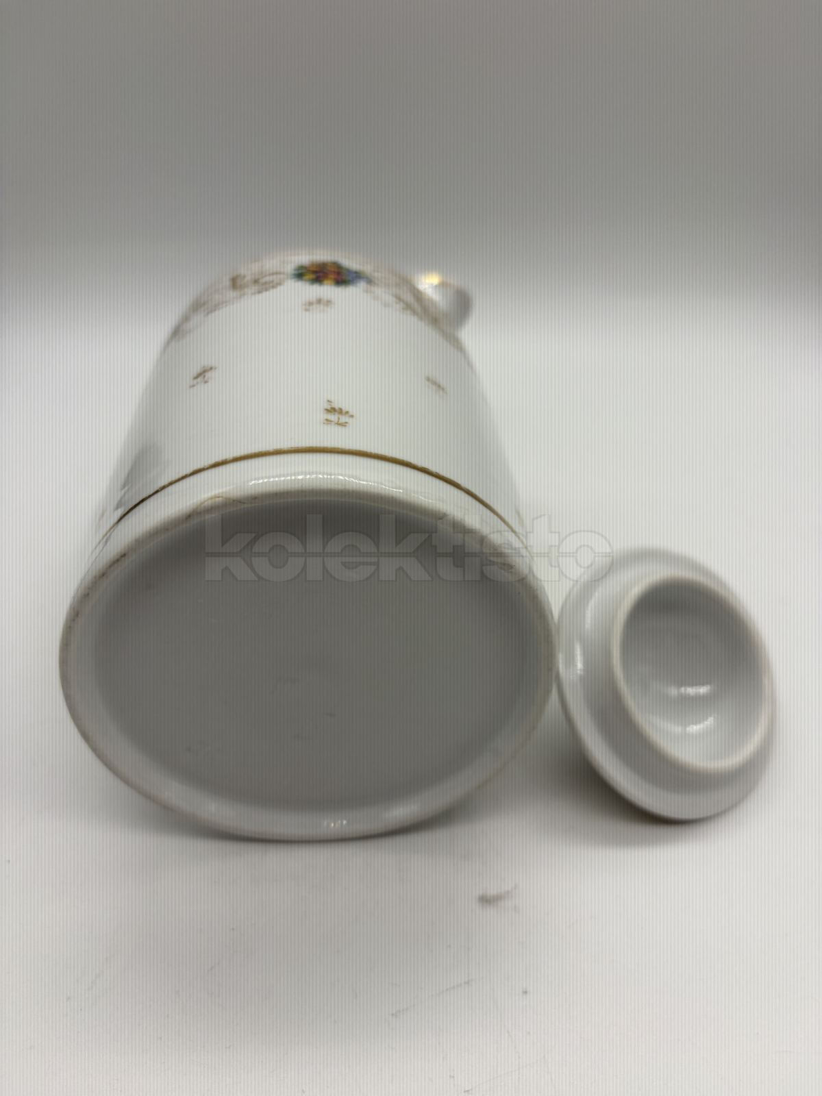 Porcelánová konvice s víčkem