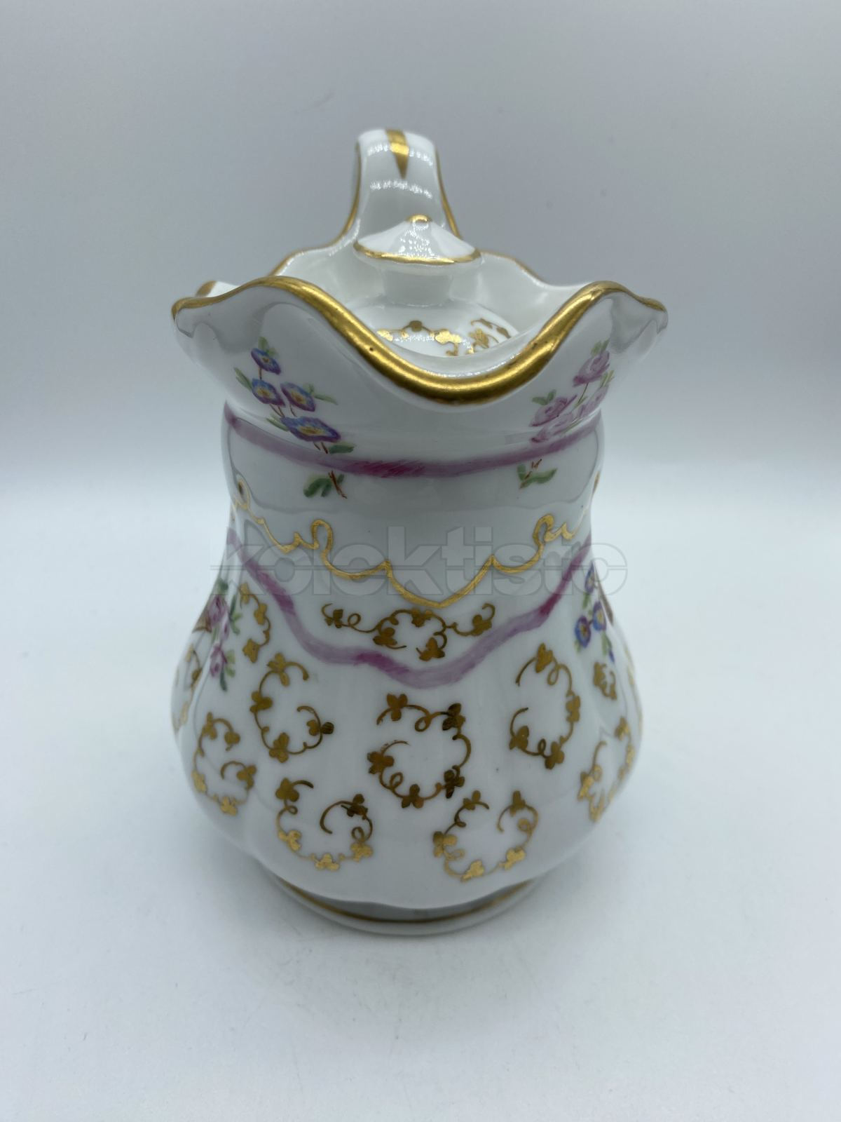 Porcelánová konvice na mléko