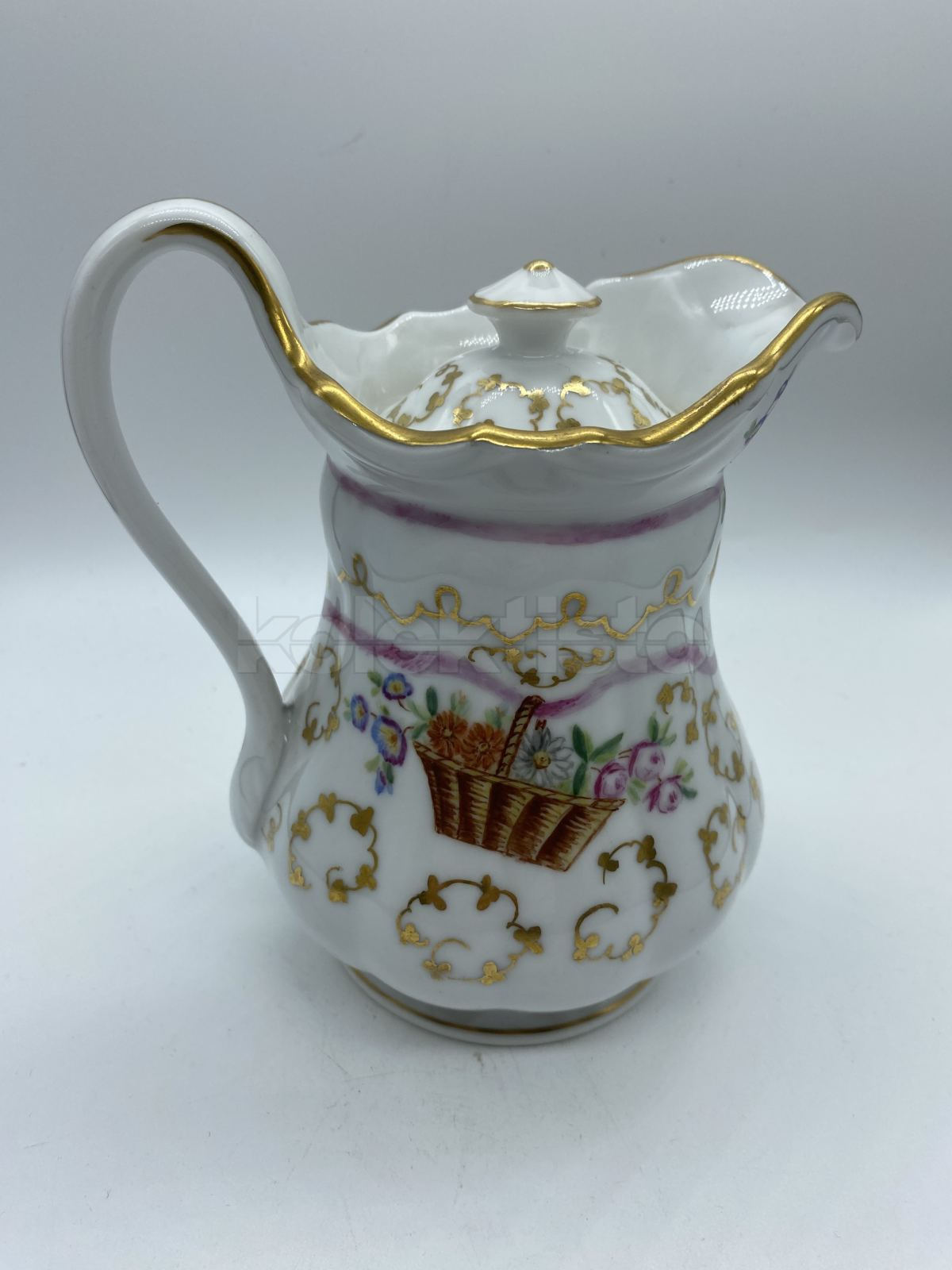 Porcelánová konvice na mléko