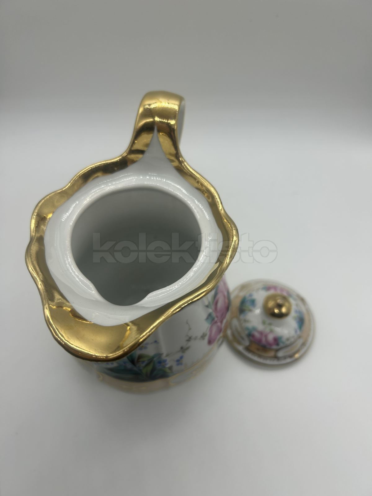 Porcelánová konvice na mléko