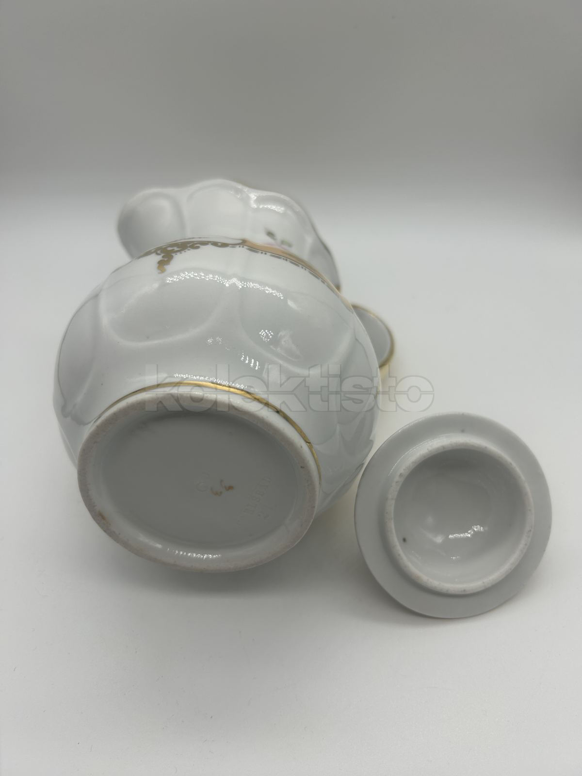 Porcelánová konvice na mléko