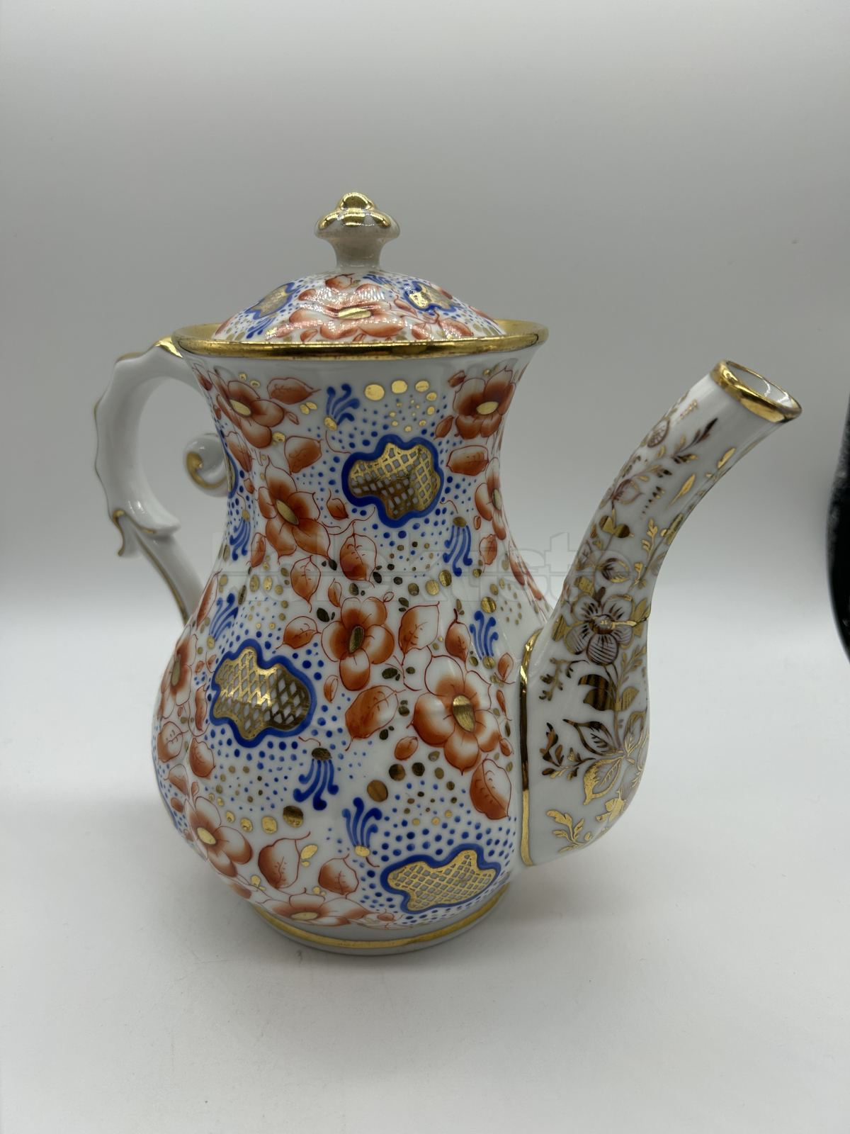 Porcelánová konvice ze sady porcelánu