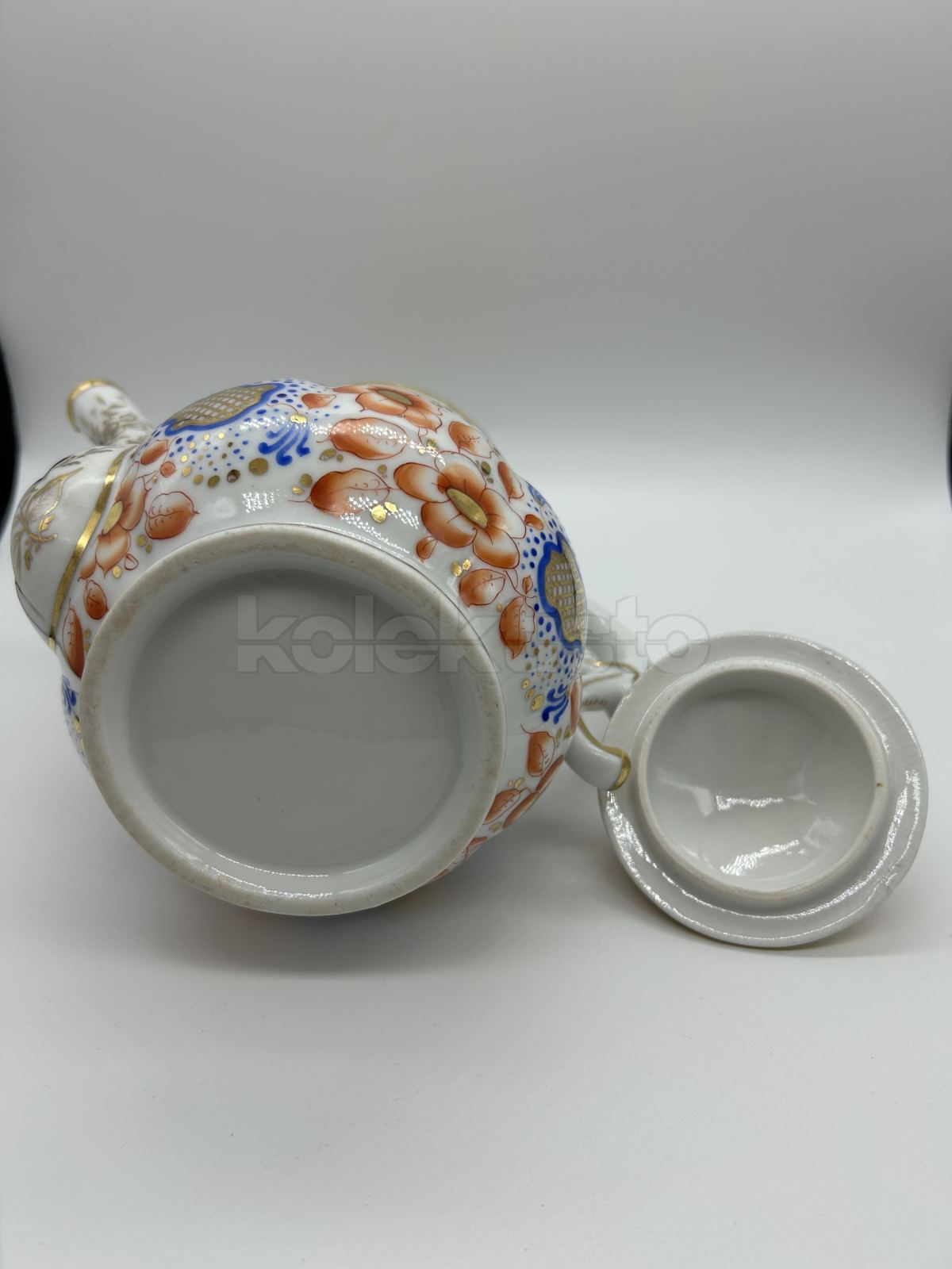 Porcelánová konvice ze sady porcelánu