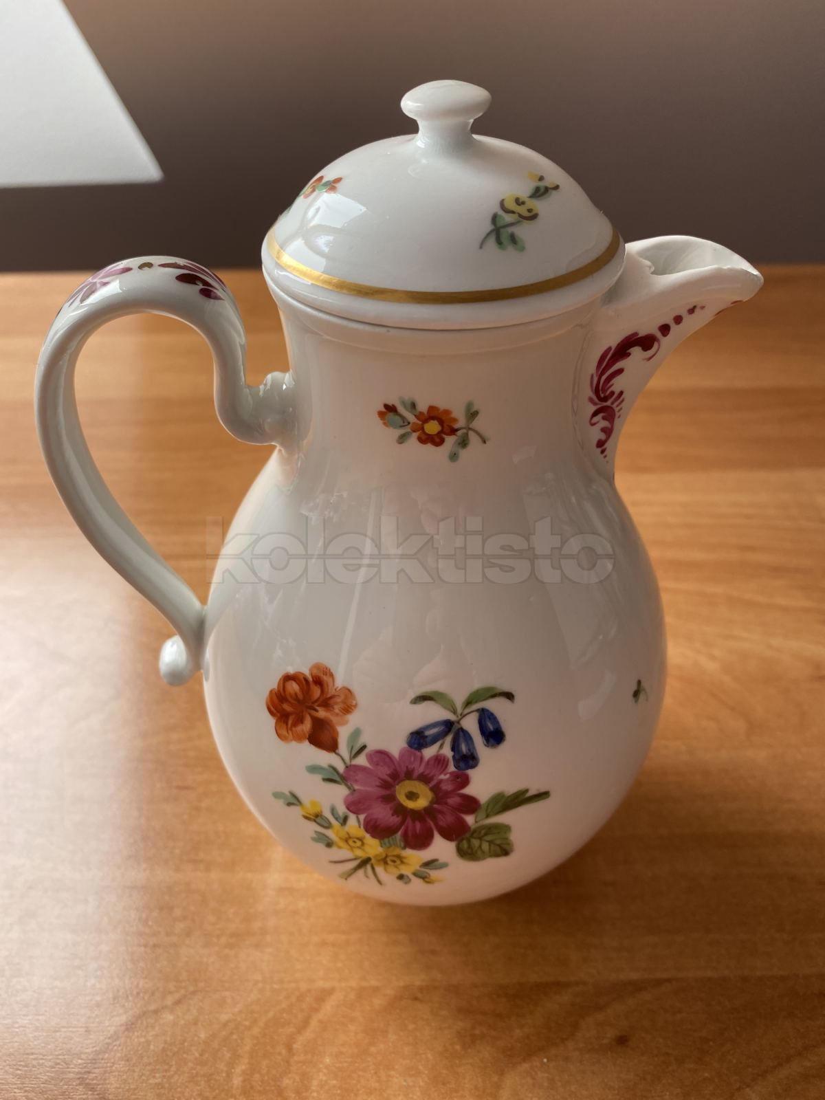 Porcelánová konvice na kávu