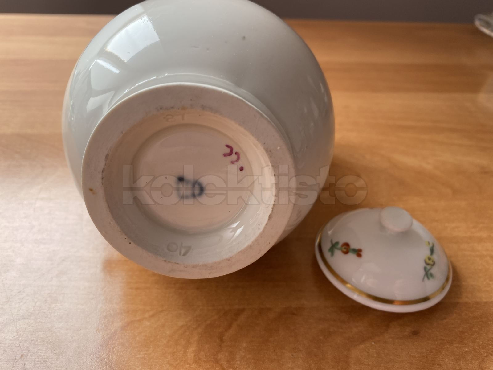 Porcelánová konvice na kávu