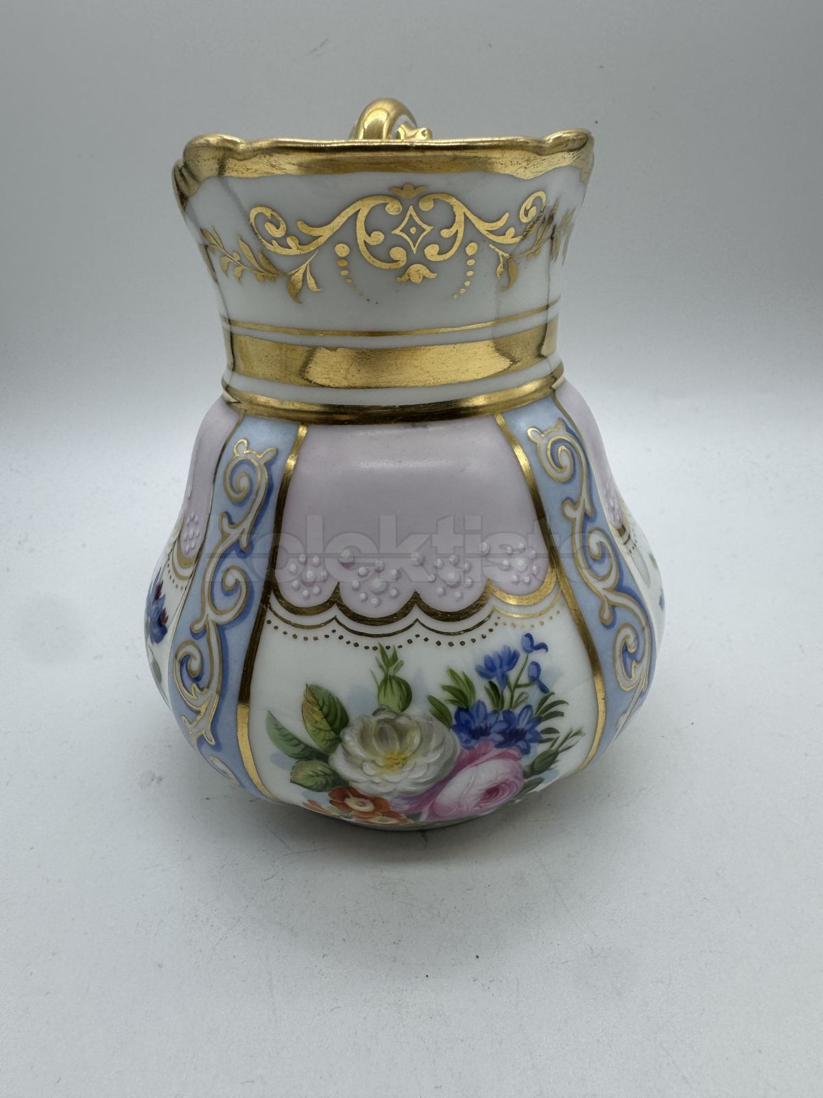 Porcelánová konvička na mléko