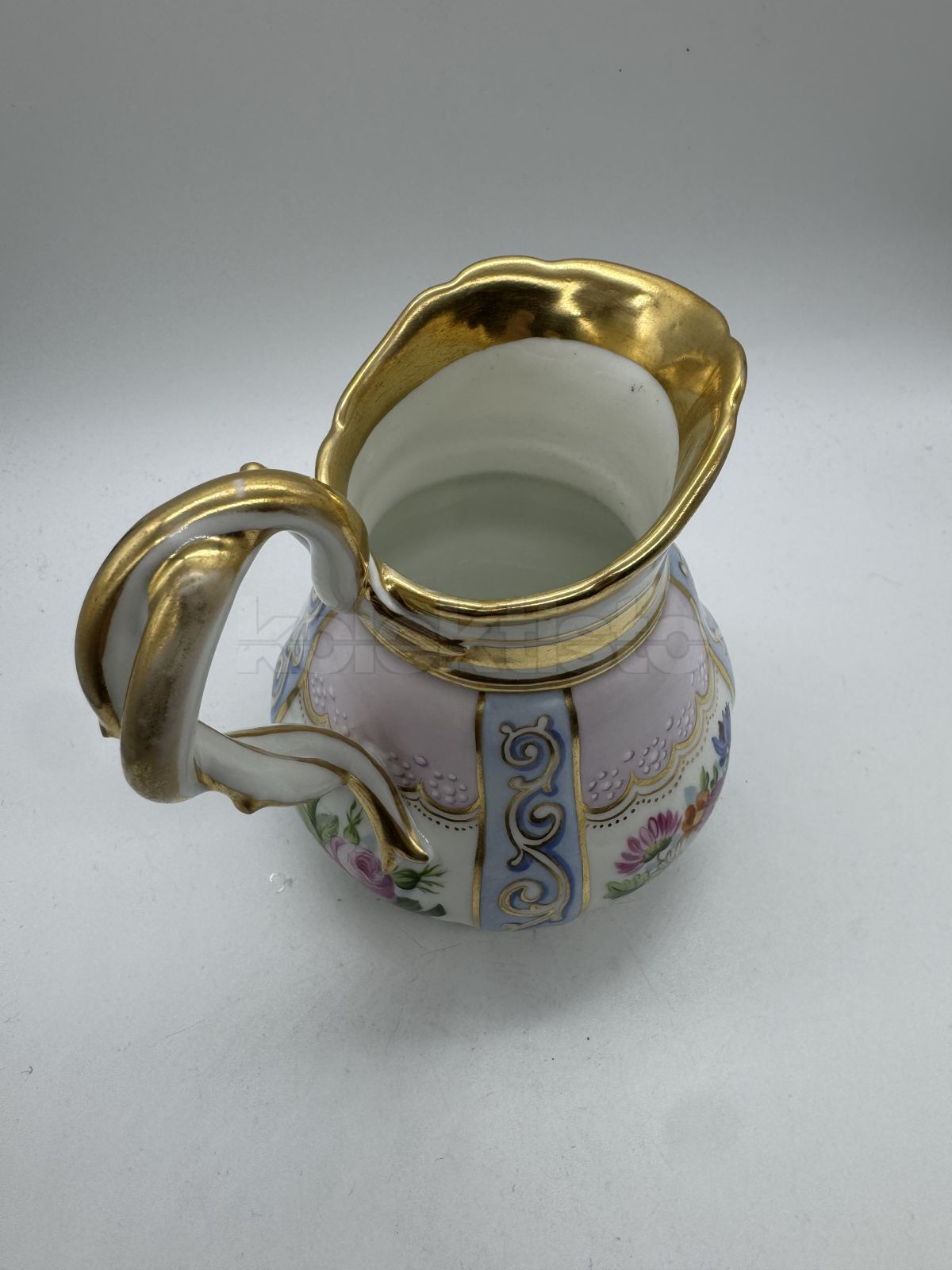 Porcelánová konvička na mléko