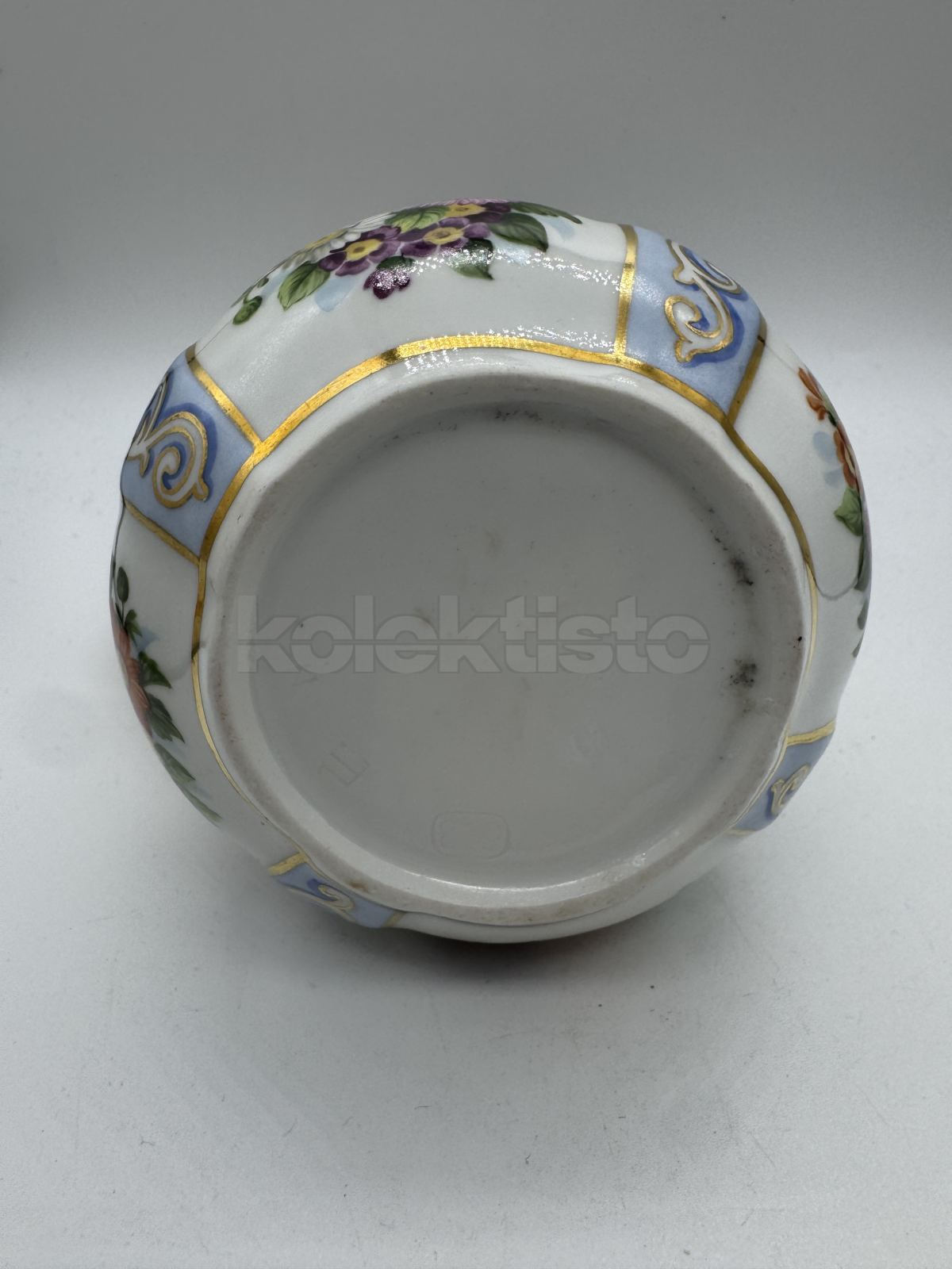 Porcelánová konvička na mléko