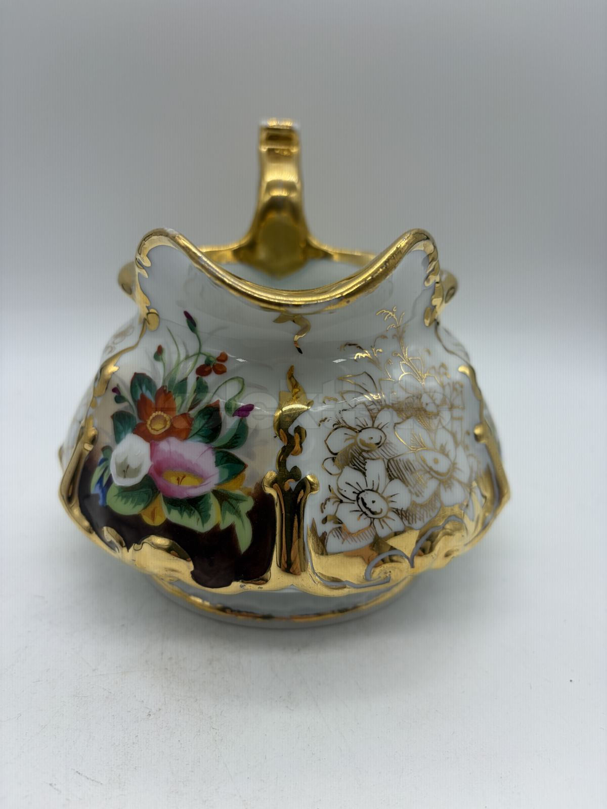 Porcelánová konvice na mléko