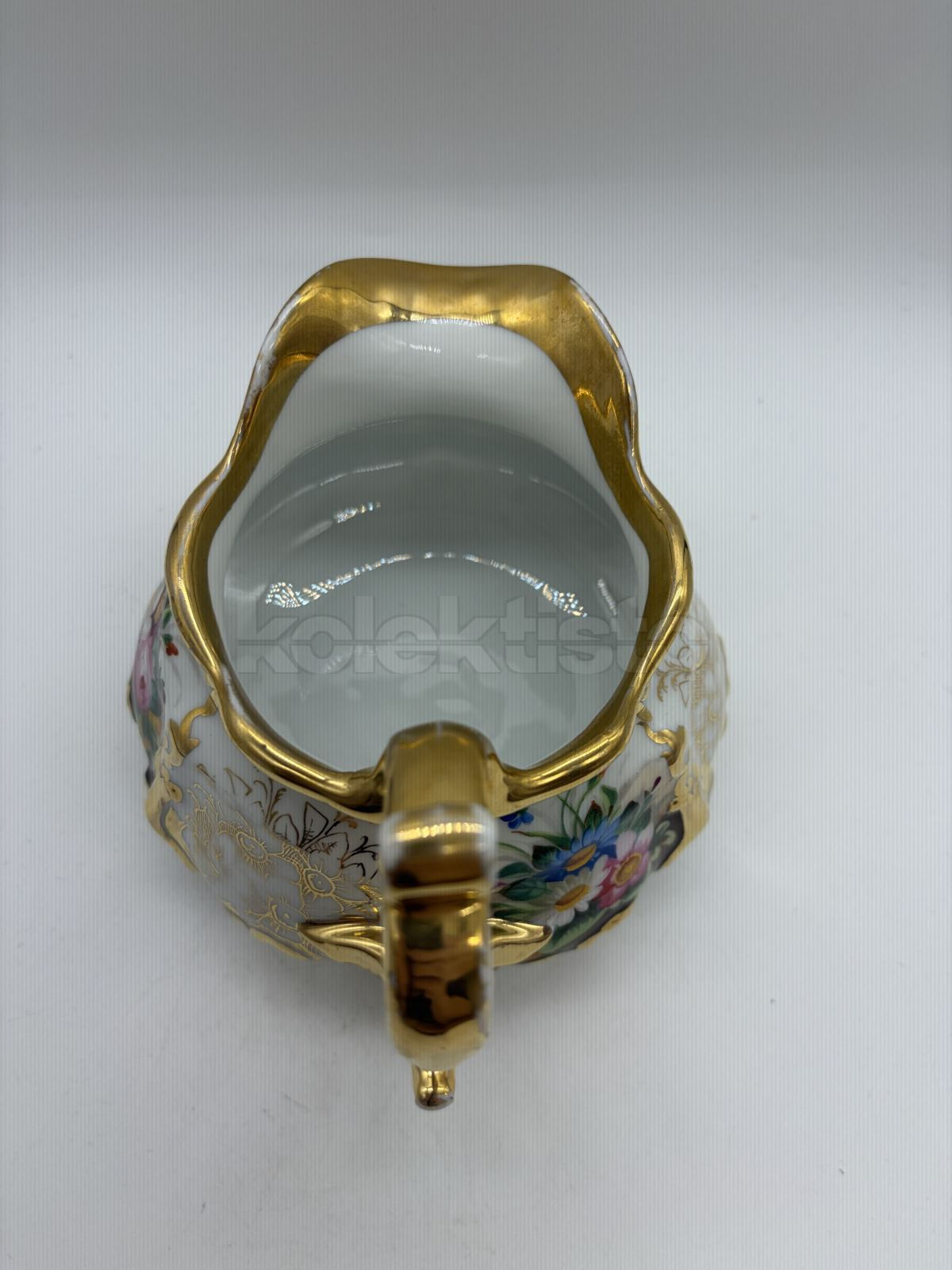 Porcelánová konvice na mléko