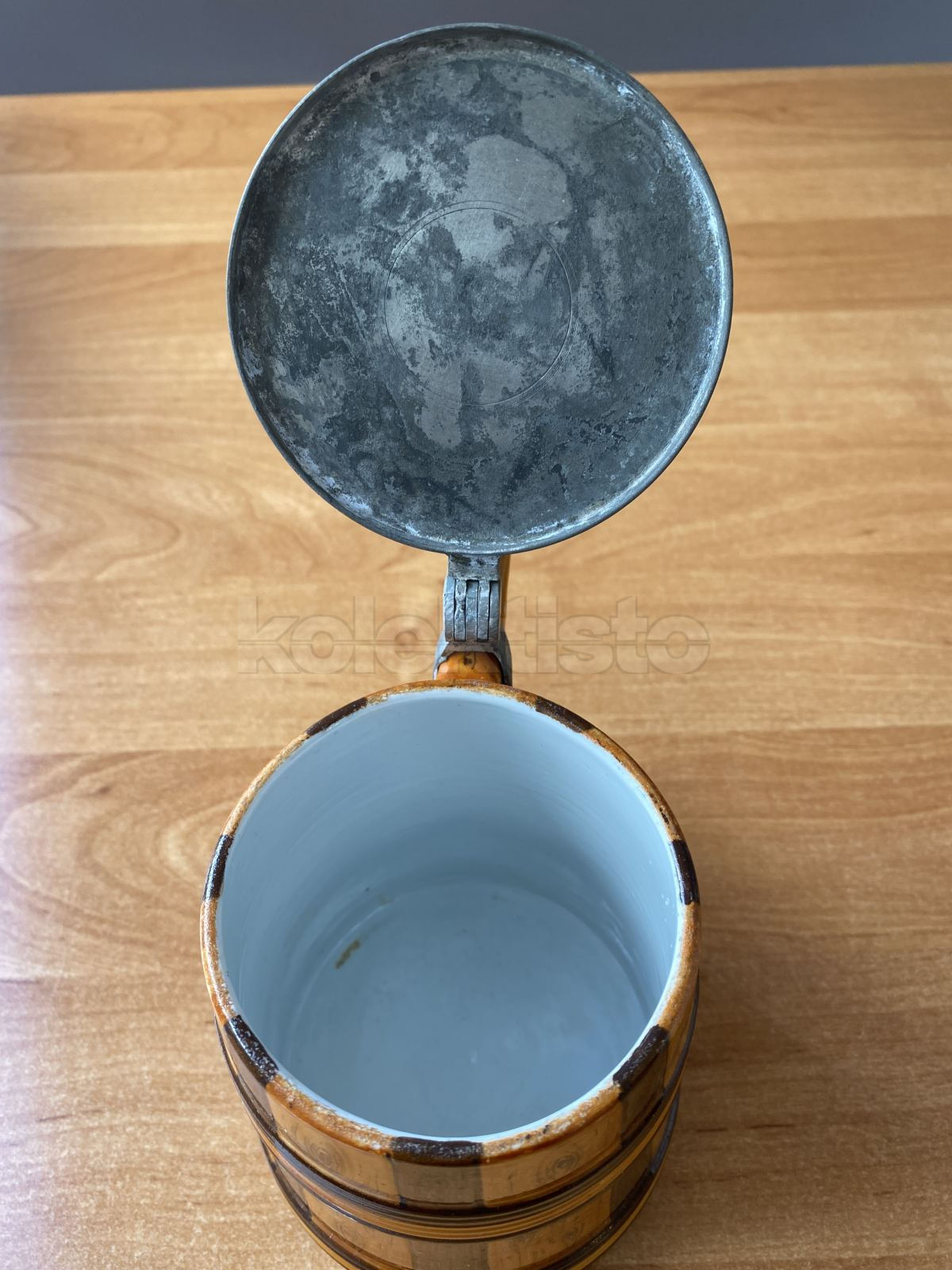 Porcelánový korbel s víkem