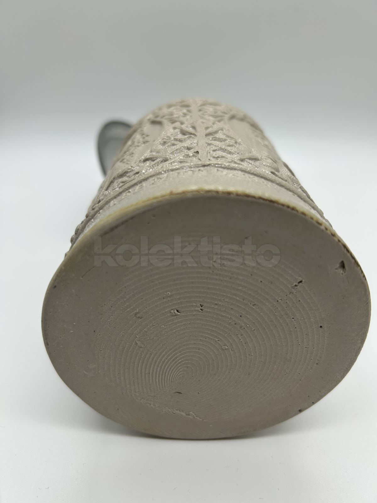 Korbel z kameniny s cínový víkem