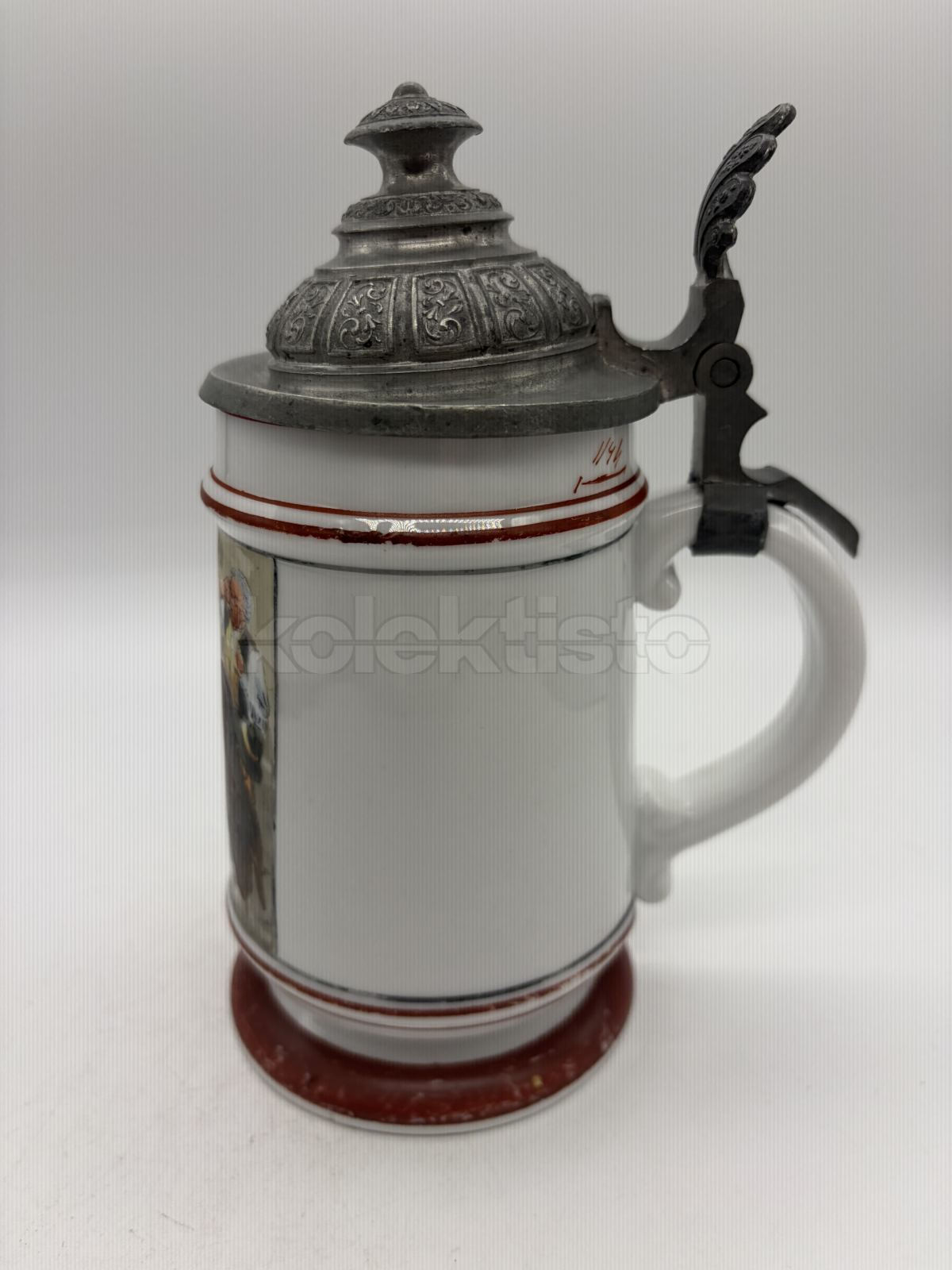 Porcelánový korbel s průsvitkou a cínovým víkem