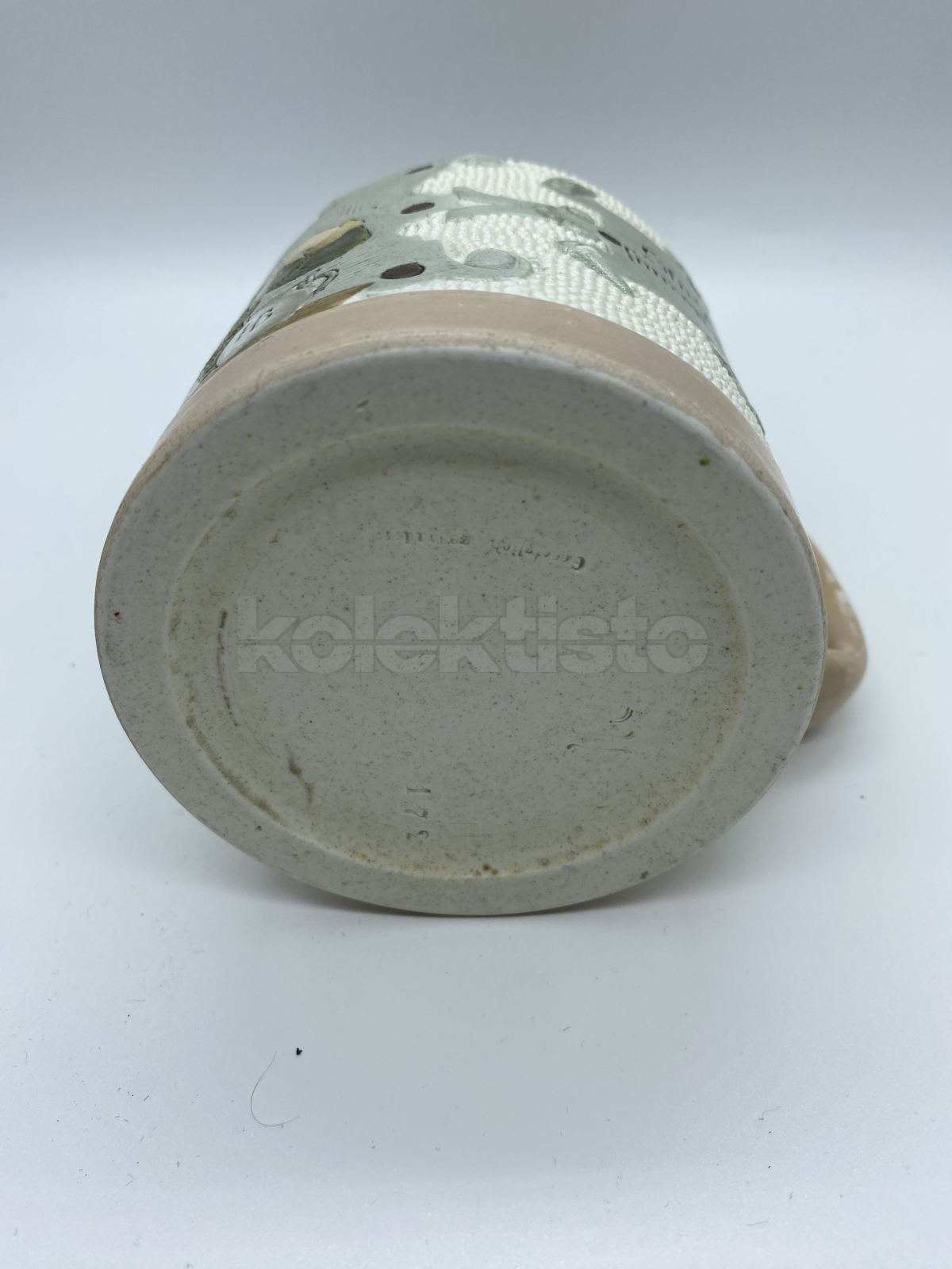 Keramický korbel s pivní tématikou a cínovým víkem