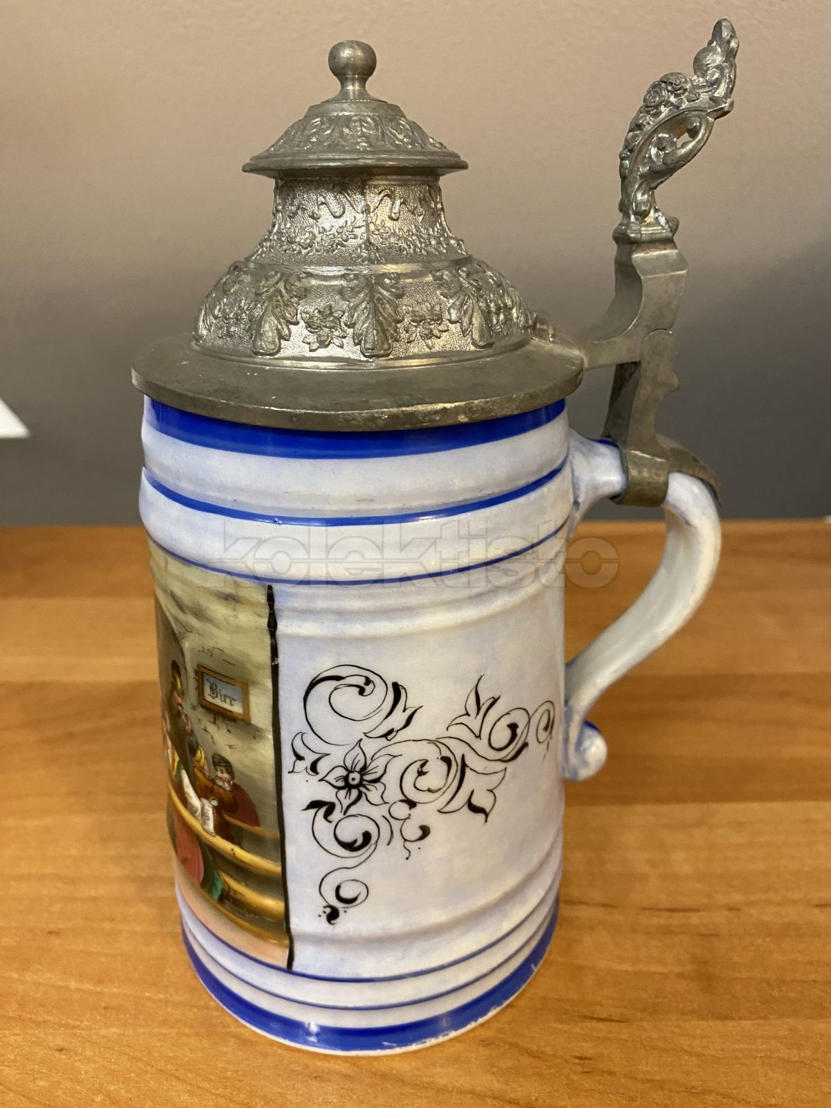 Porcelánový korbel malovaný s cínovým víkem a průsvitkou na dně