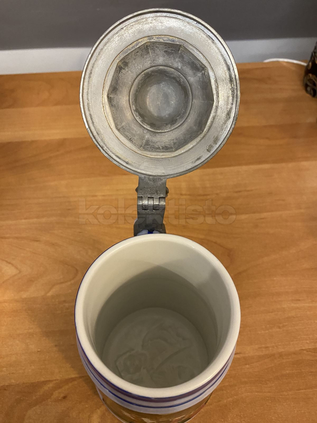 Porcelánový korbel malovaný s cínovým víkem a průsvitkou na dně
