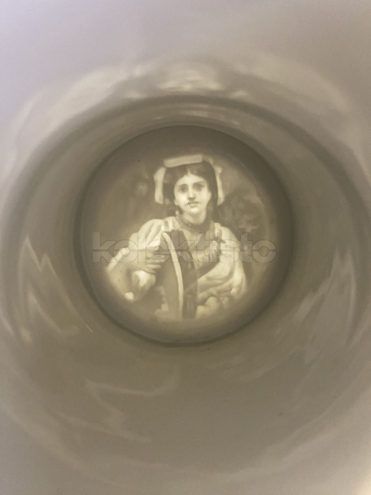 Porcelánový korbel malovaný s cínovým víkem a průsvitkou na dně