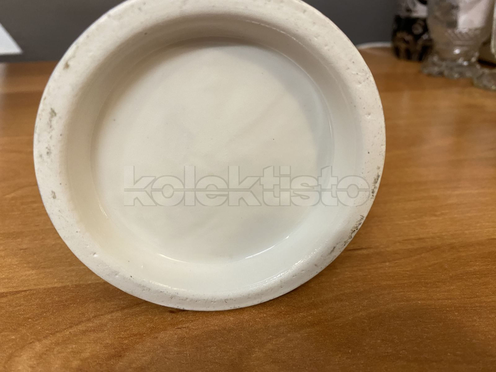 Porcelánový korbel malovaný s cínovým víkem a průsvitkou na dně