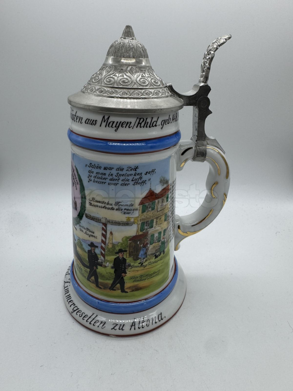 Porcelánový korbel s cínovým víkem a malbou s loveckým motivem, na dně průsvitka