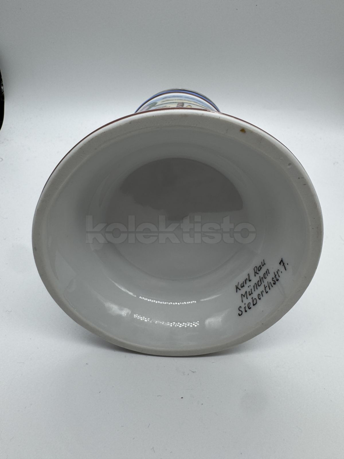 Porcelánový korbel s cínovým víkem a malbou s loveckým motivem, na dně průsvitka