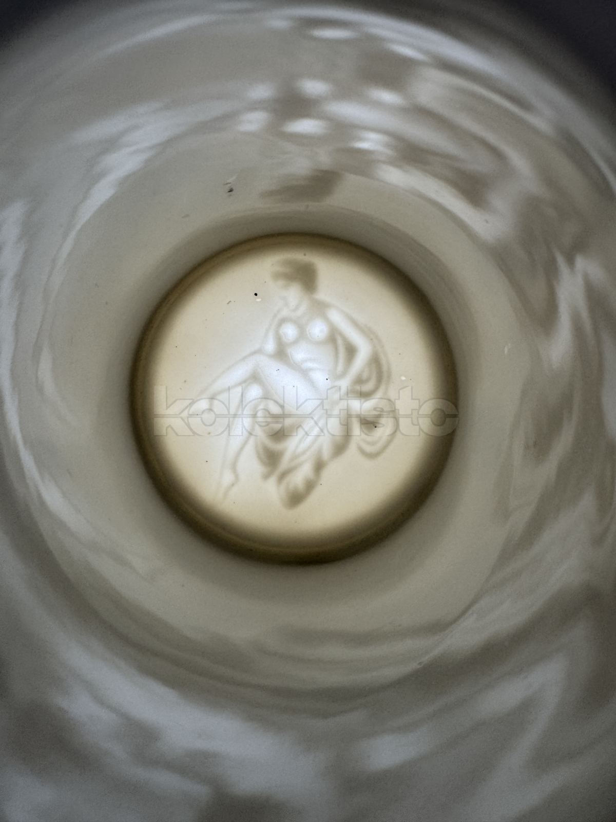 Porcelánový korbel s cínovým víkem a malbou s loveckým motivem, na dně průsvitka