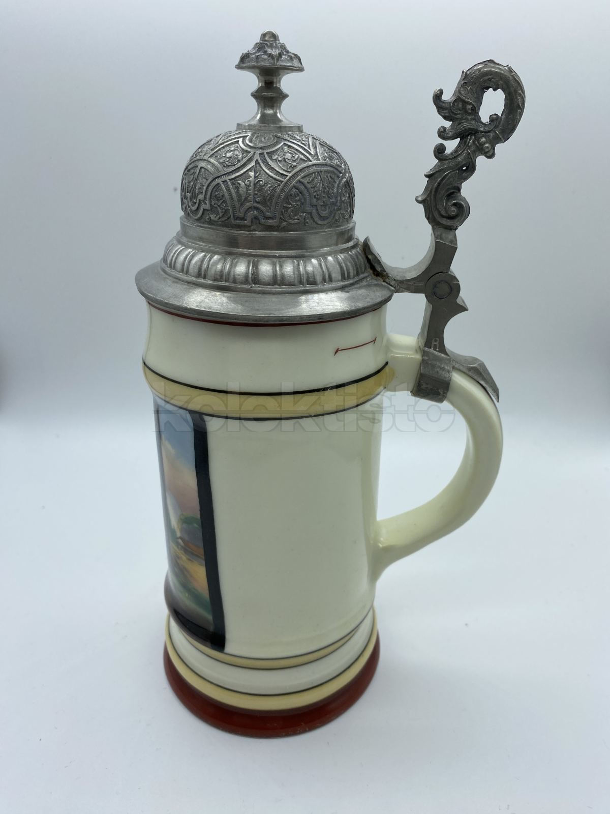 Porcelánový korbel s malbou a cínovým víkem, na dně průsvitka