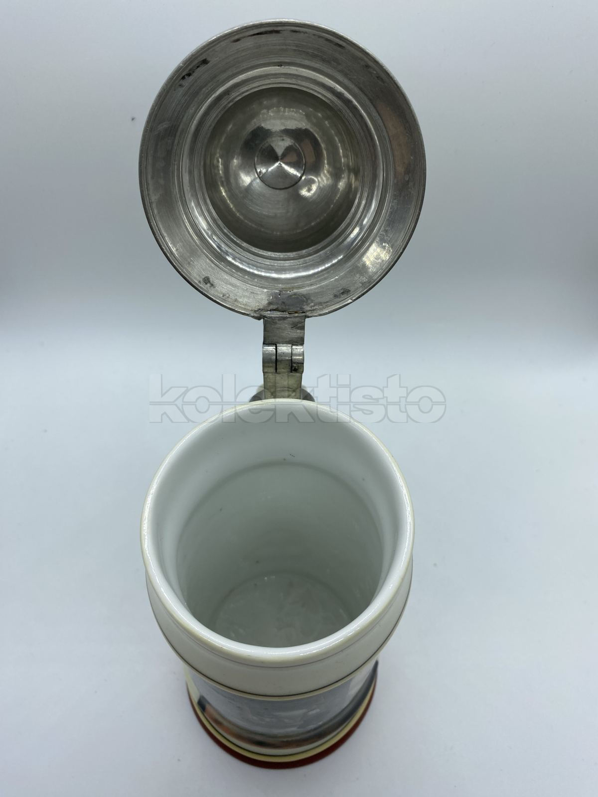 Porcelánový korbel s malbou a cínovým víkem, na dně průsvitka