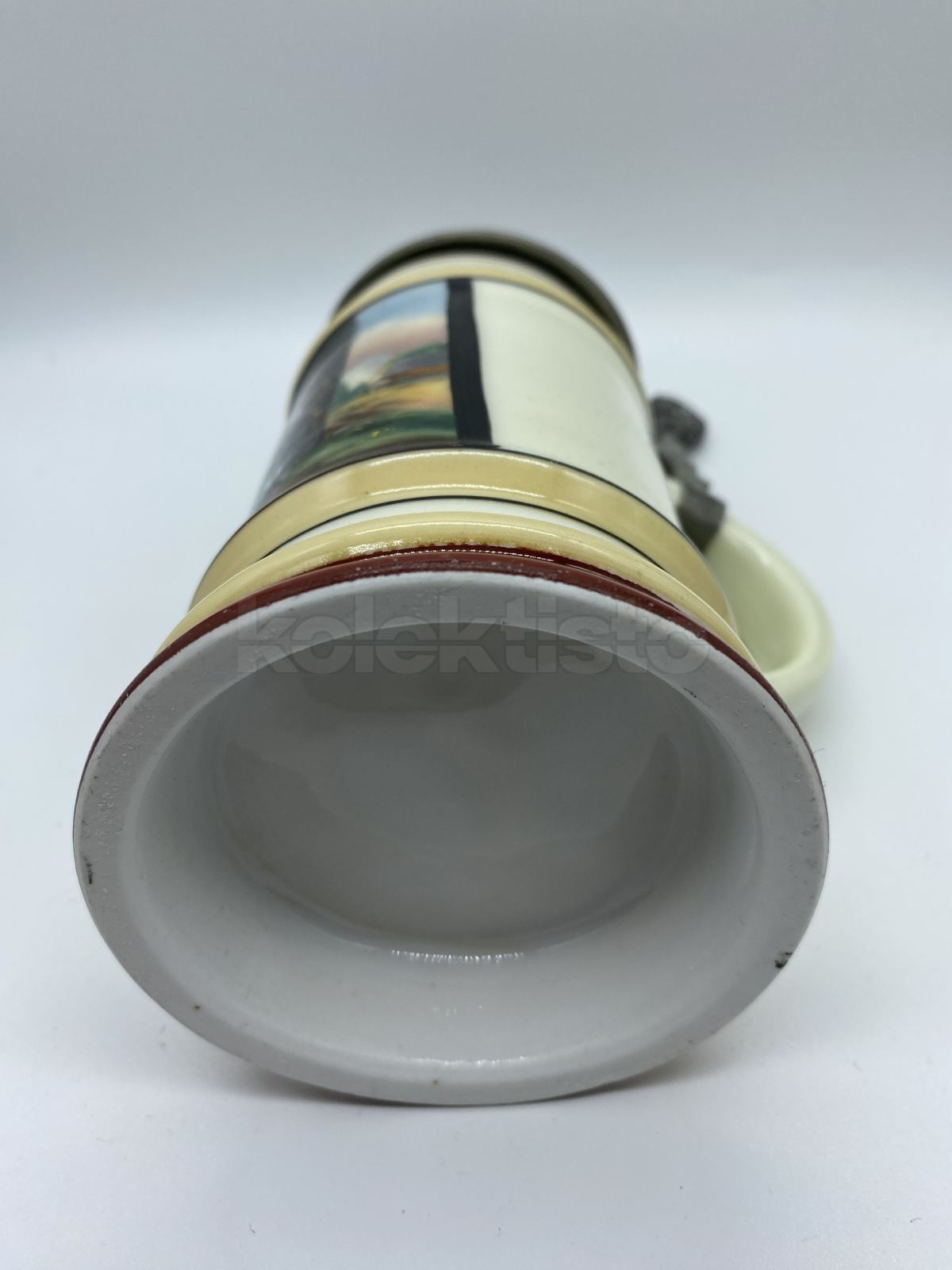 Porcelánový korbel s malbou a cínovým víkem, na dně průsvitka