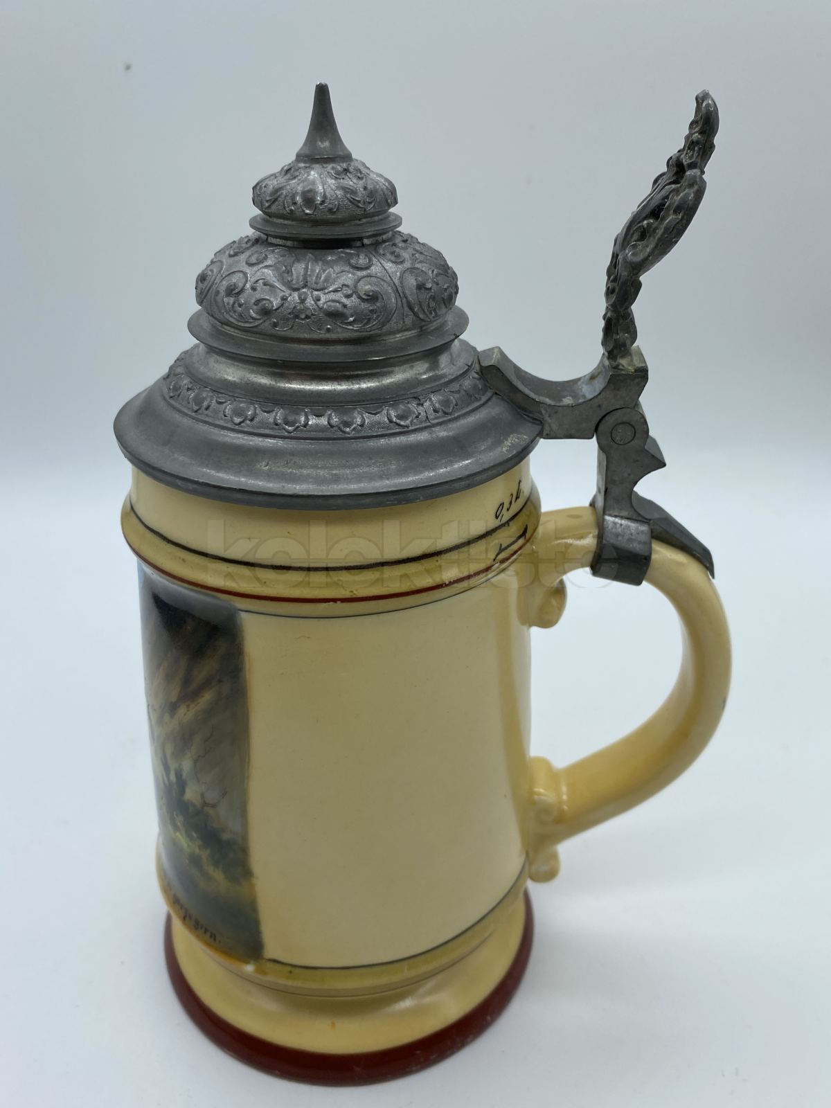 Porcelánový korbel s loveckým motivem a cínovým víkem, průsvitka