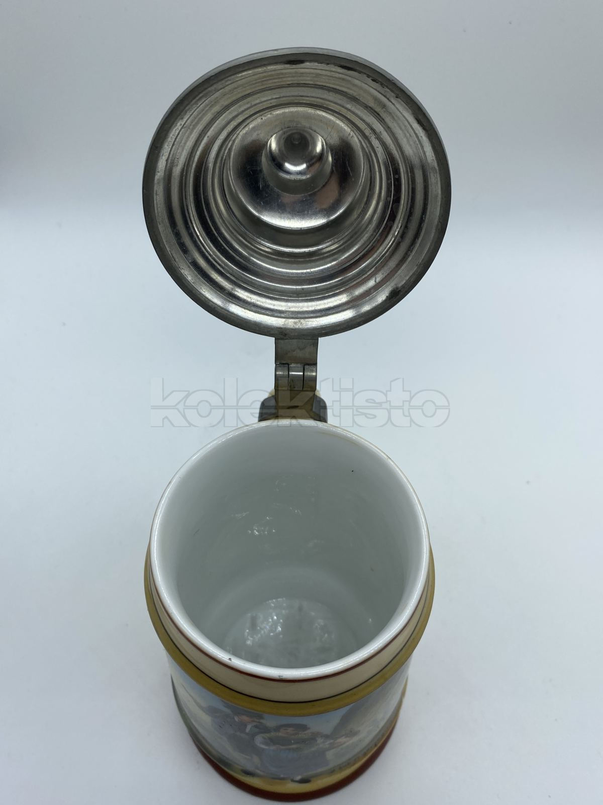 Porcelánový korbel s loveckým motivem a cínovým víkem, průsvitka