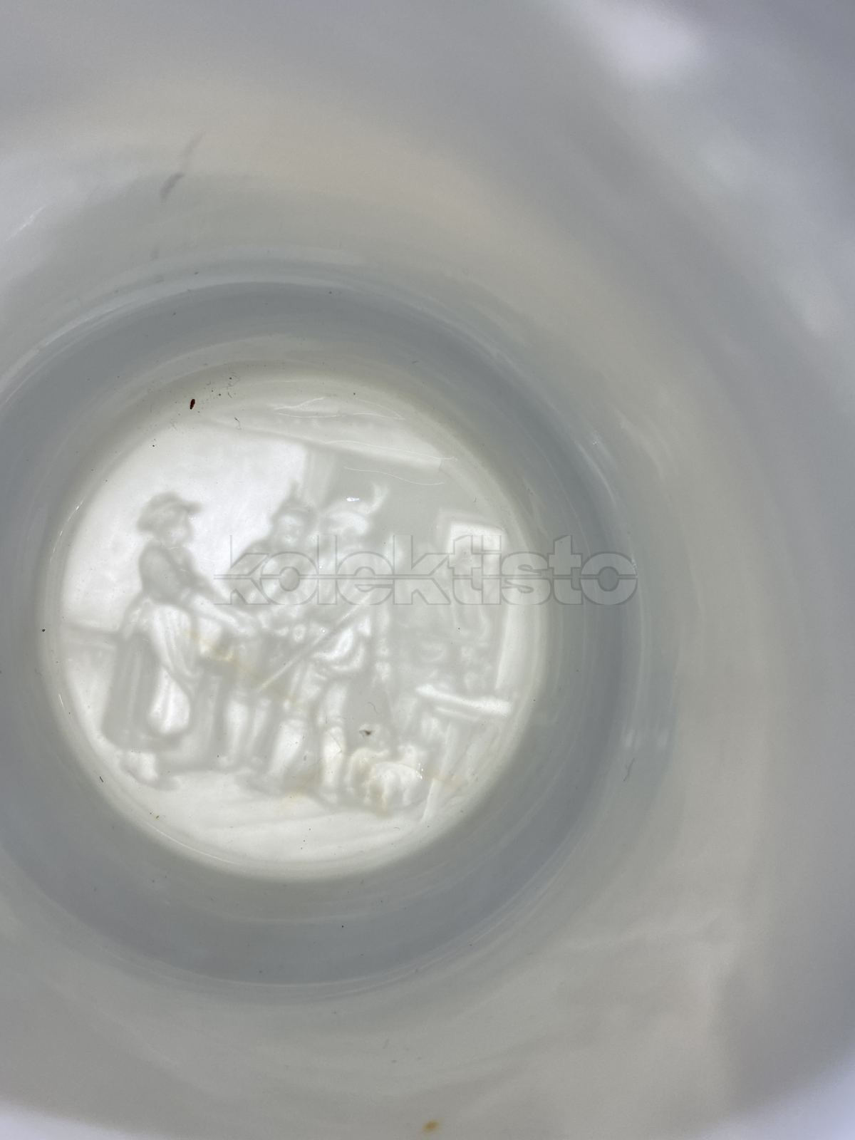 Porcelánový korbel s loveckým motivem a cínovým víkem, průsvitka