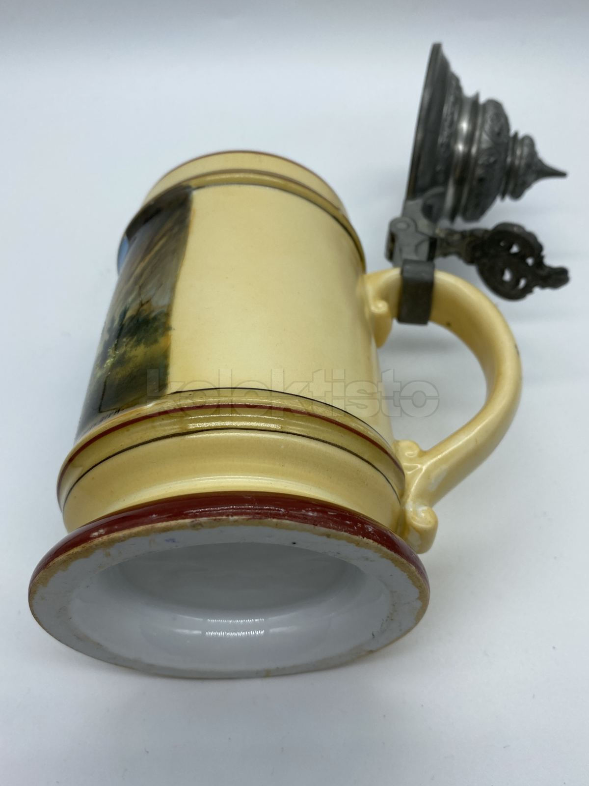 Porcelánový korbel s loveckým motivem a cínovým víkem, průsvitka