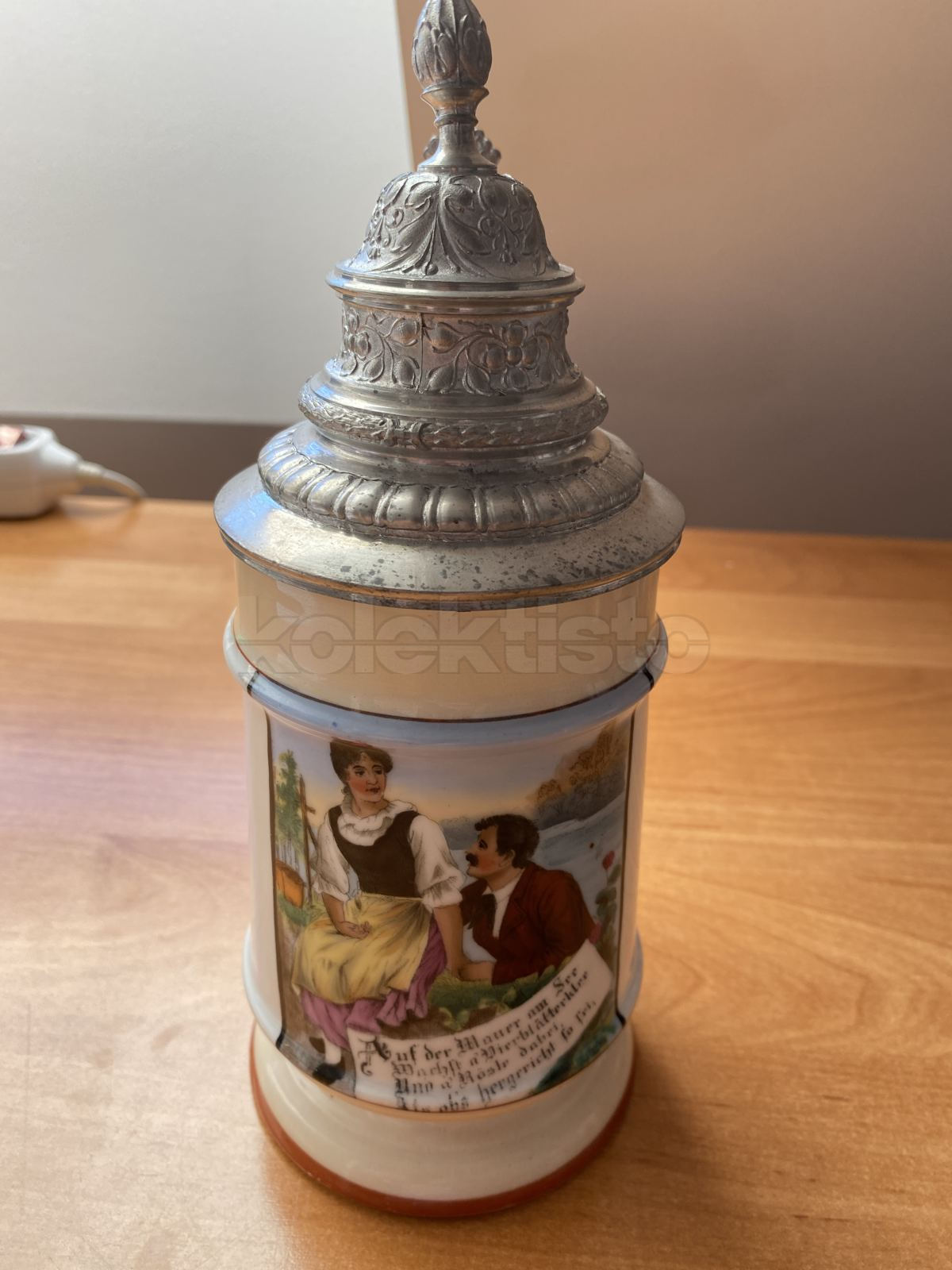 Porcelánový korbel s cínovým víkem
