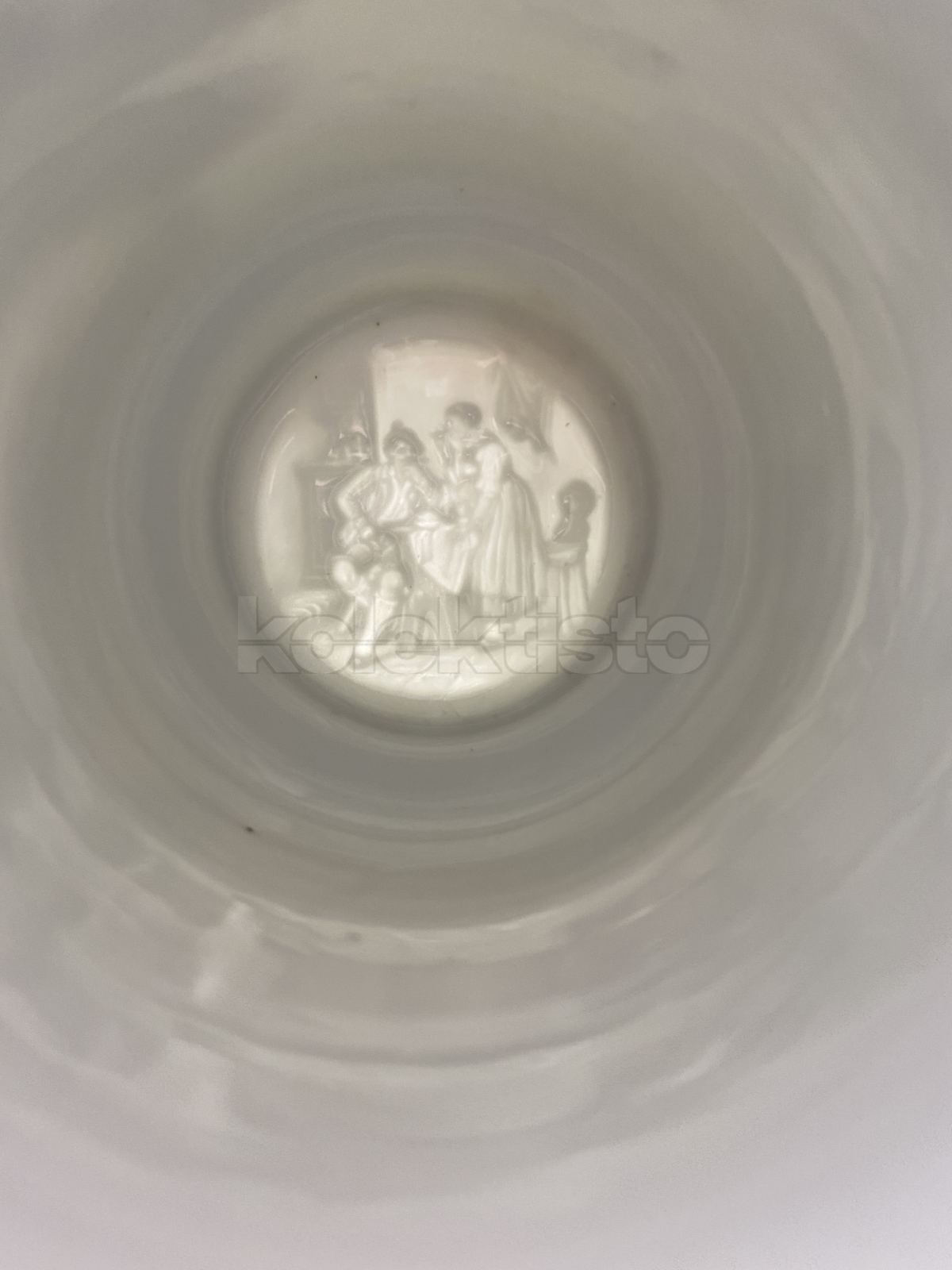 Porcelánový korbel s cínovým víkem