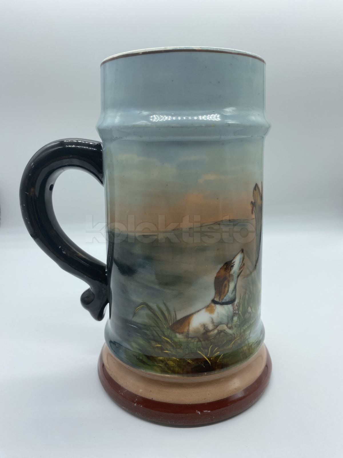 Porcelánový korbel s průsvitkou a loveckým motivem