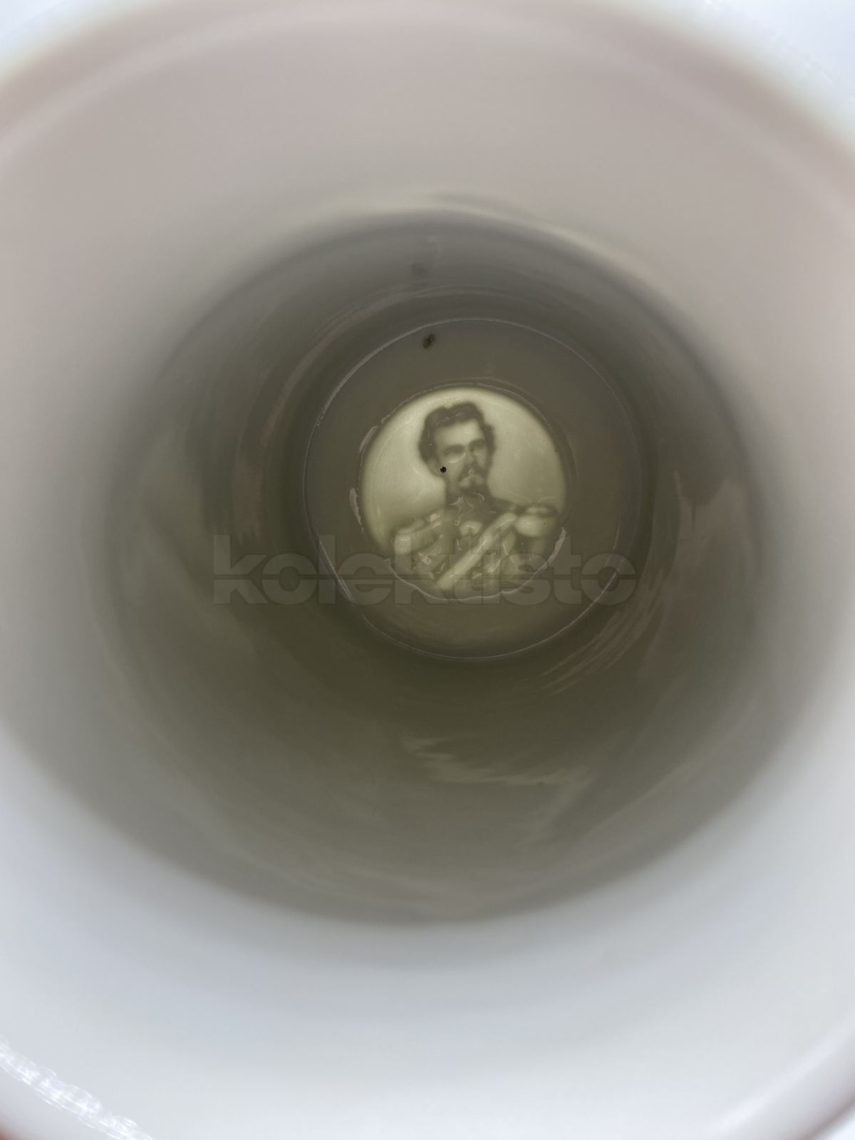 Porcelánový korbel s průsvitkou a loveckým motivem