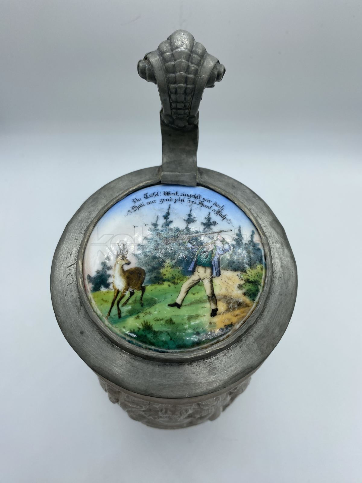 Keramický korbel s cínovým víčkem s porcelánovým víčkem, pivní tématika