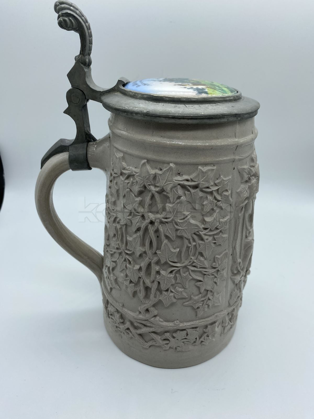 Keramický korbel s cínovým víčkem s porcelánovým víčkem, pivní tématika