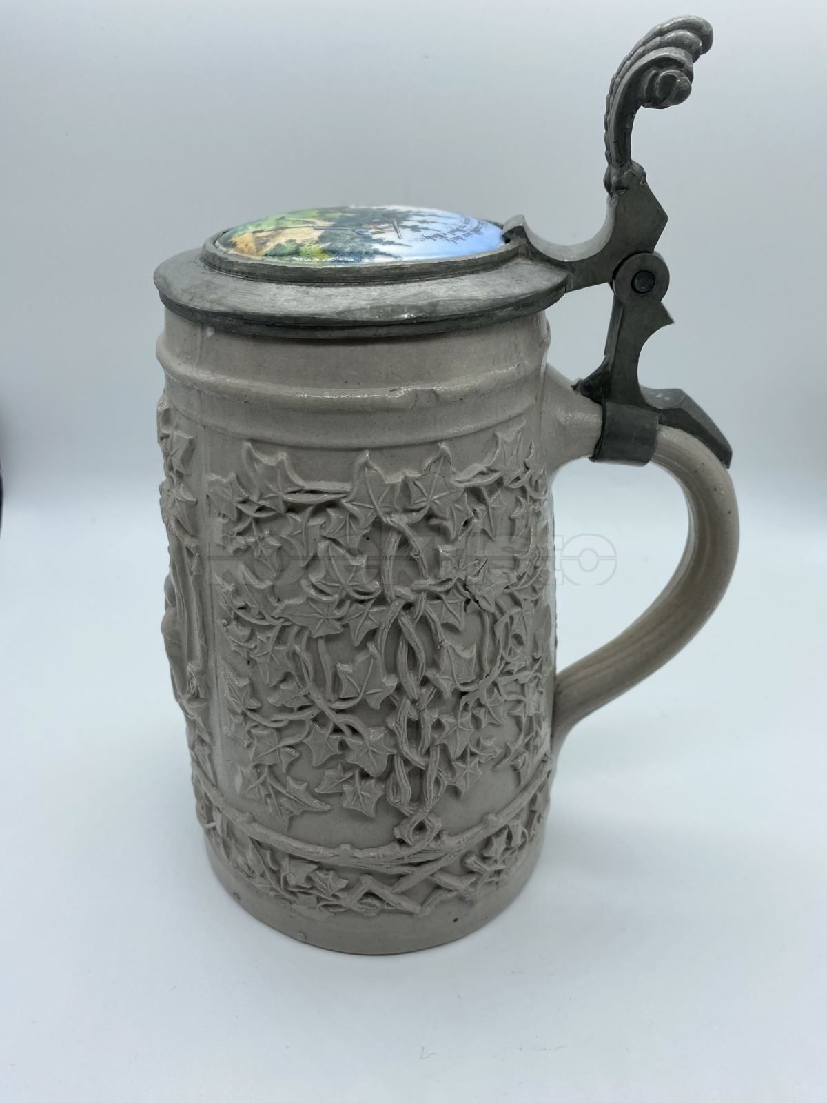 Keramický korbel s cínovým víčkem s porcelánovým víčkem, pivní tématika